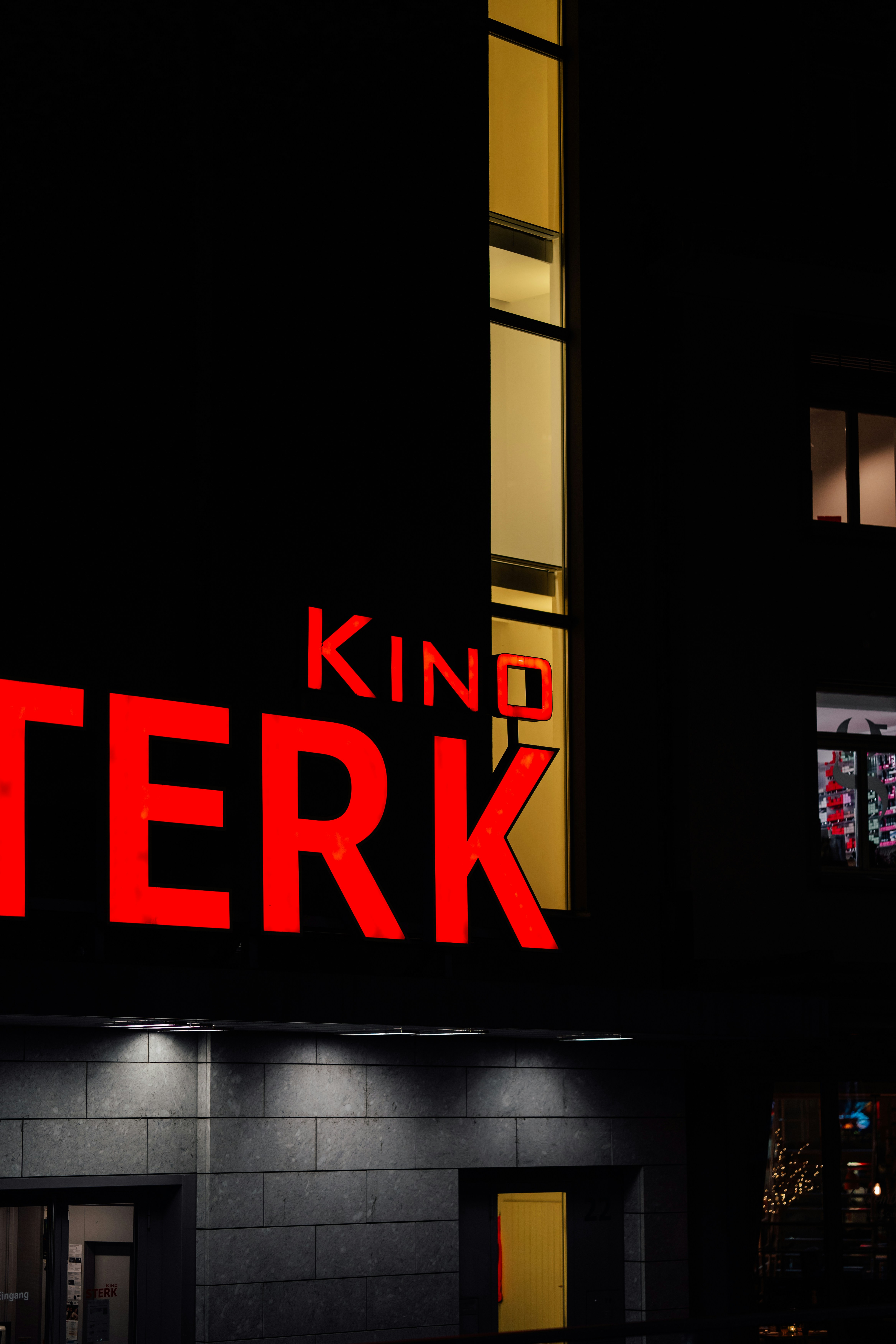 밤의 어두운 건물에 빨간 네온사인.