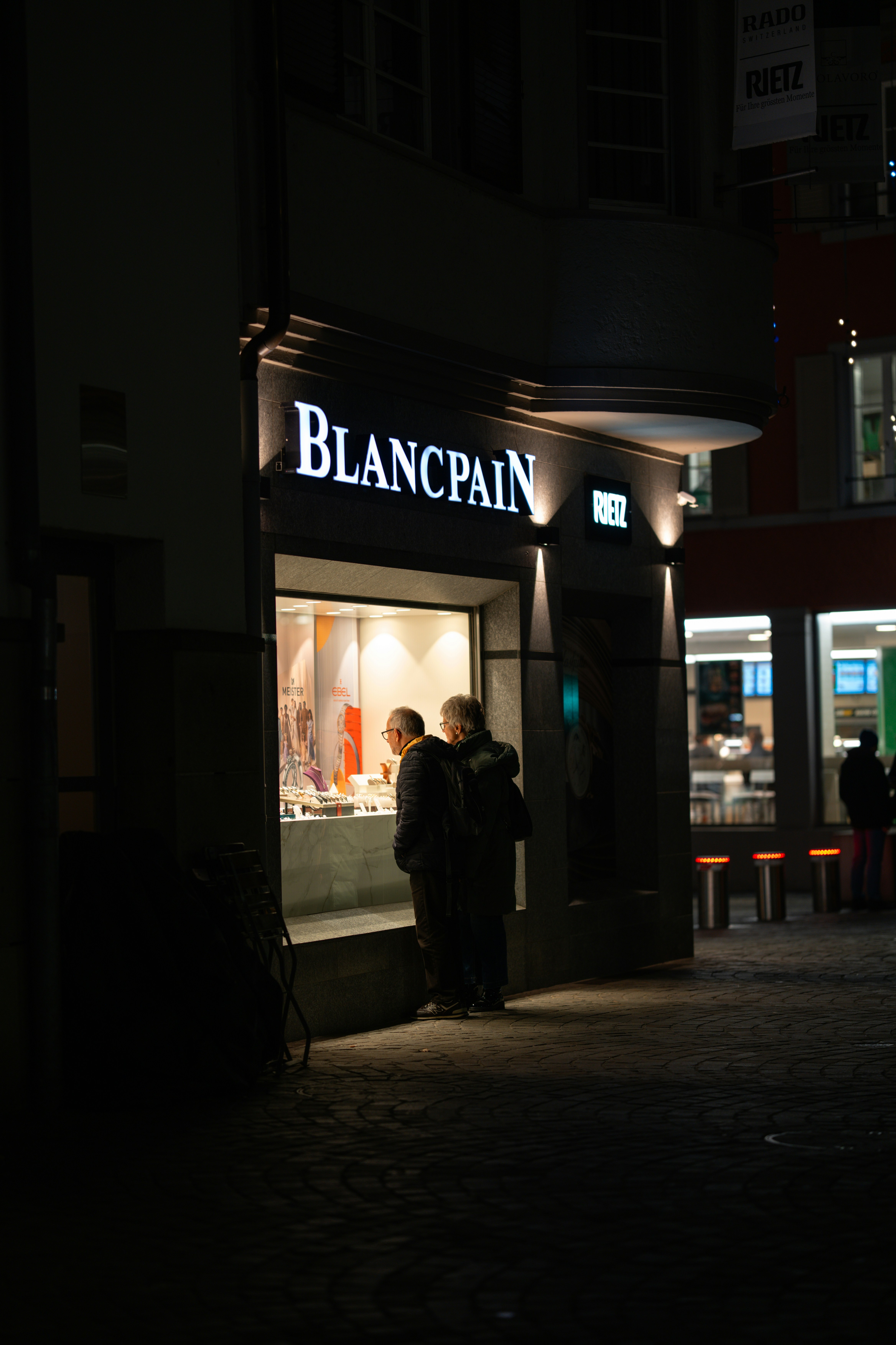 夜、二人が店のウィンドウを見ている。