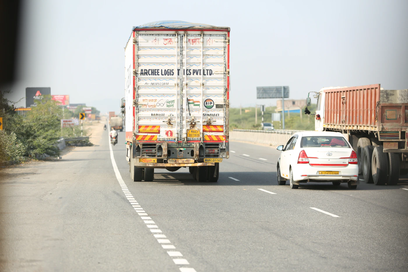Container Lkw auf einer Straße