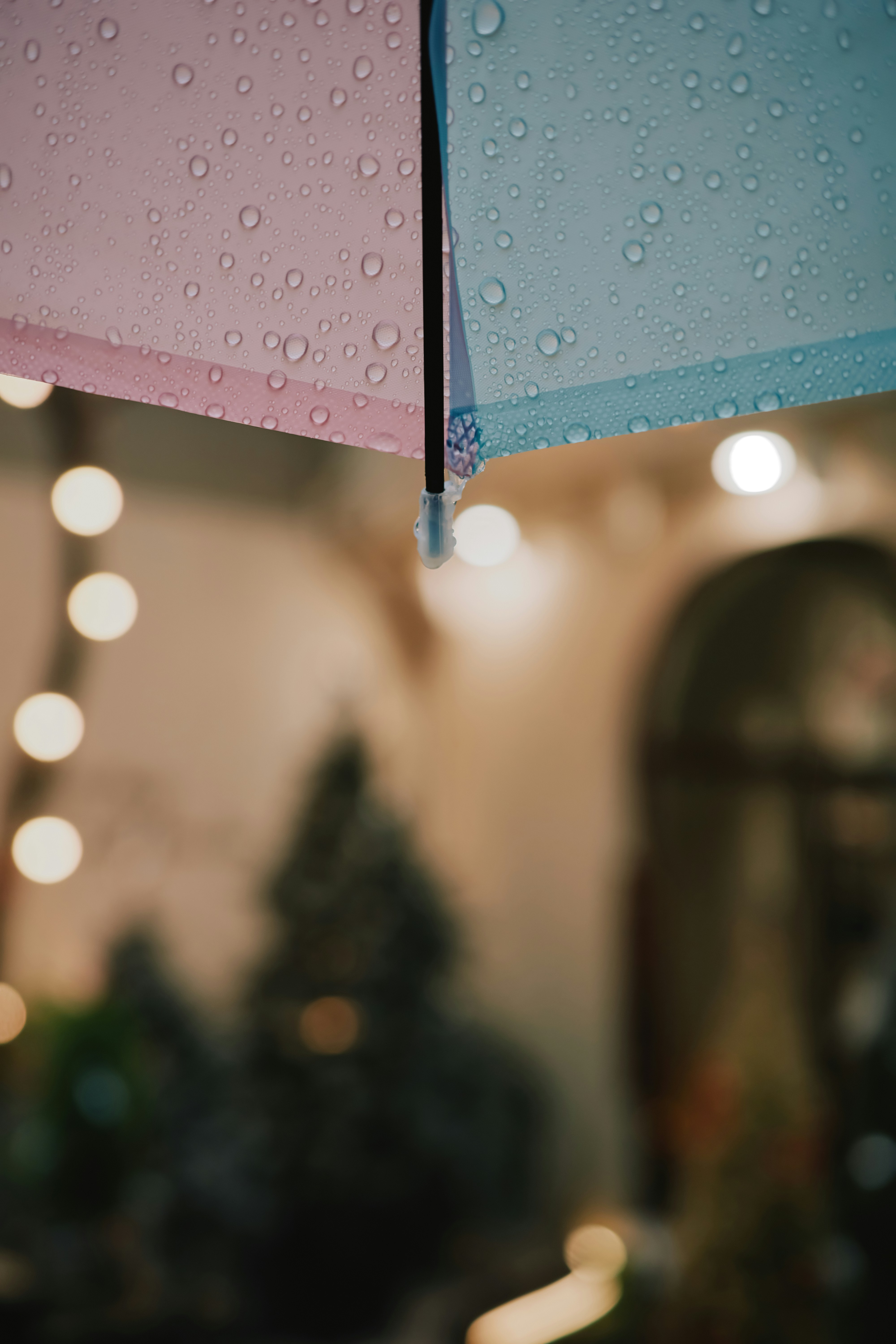rainy wedding day wallpaper, romantic umbrella couple, cozy indoor wedding, dramatic storm sky, ilustrasi artikel Don't Let the Rain Dampen Your Spirits: Your Guide to Handling Bad Weather on Your Wedding Day 4