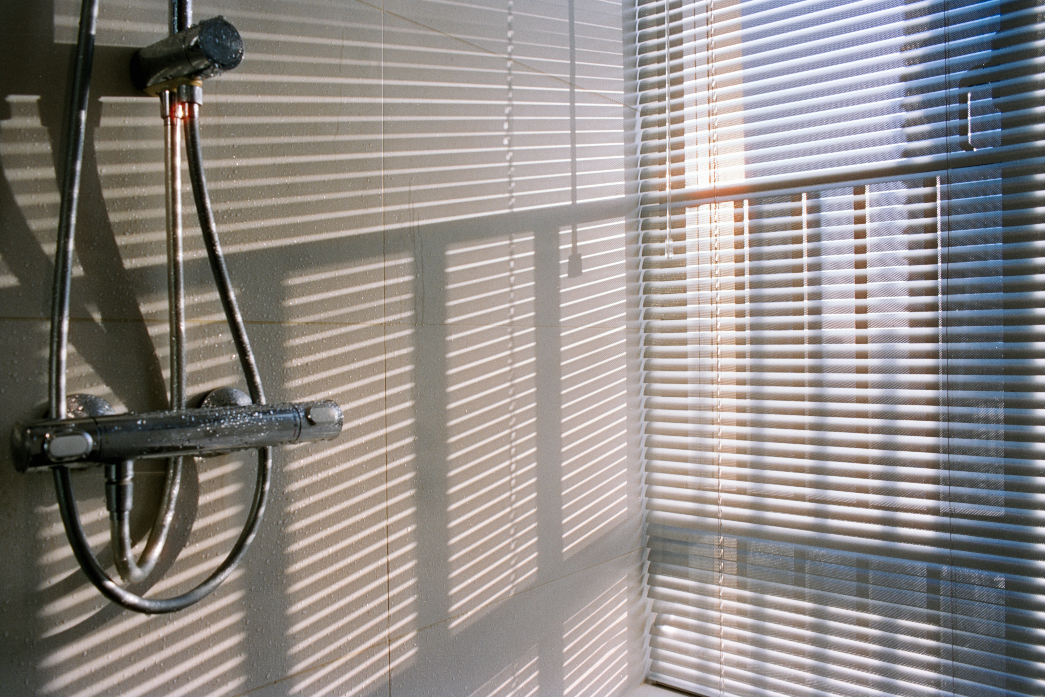 Shower faucet with light patterns