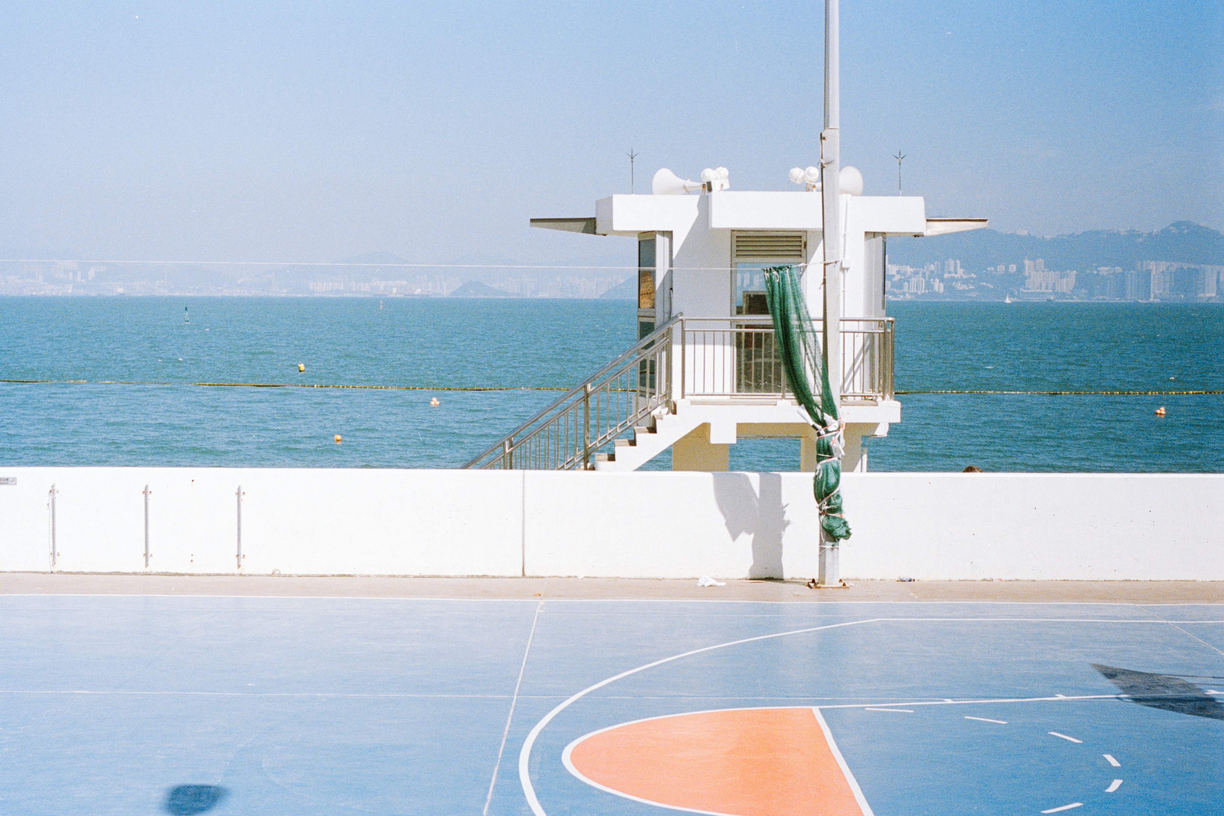 Torre dei bagnini sull'oceano con campo da basket