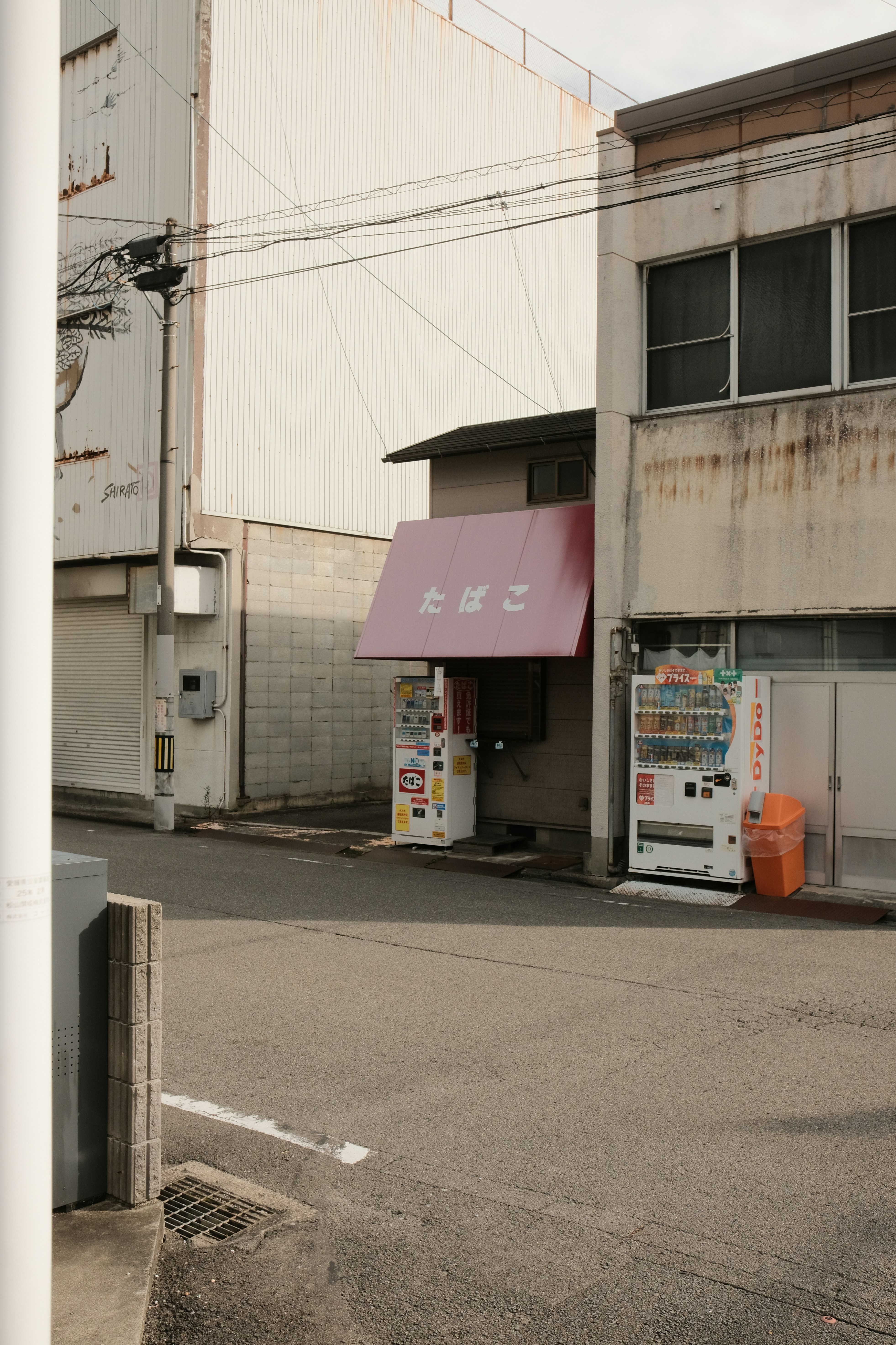 Due distributori automatici fuori un piccolo ingresso di un negozio.
