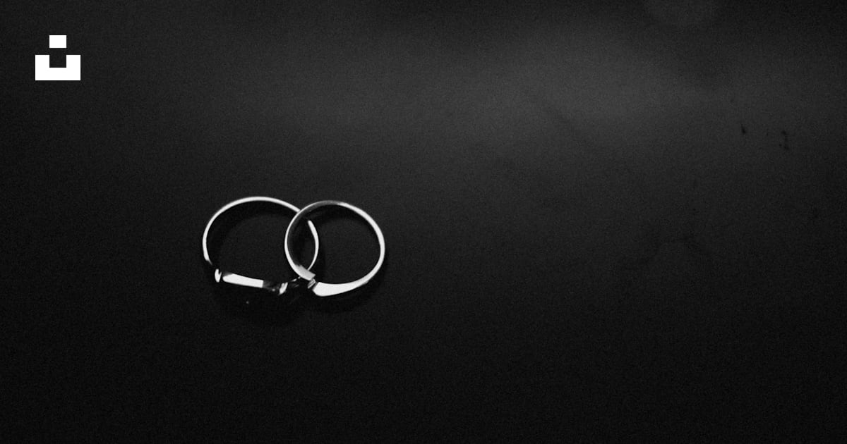 Two silver rings on a dark background photo – Free Love Image on Unsplash