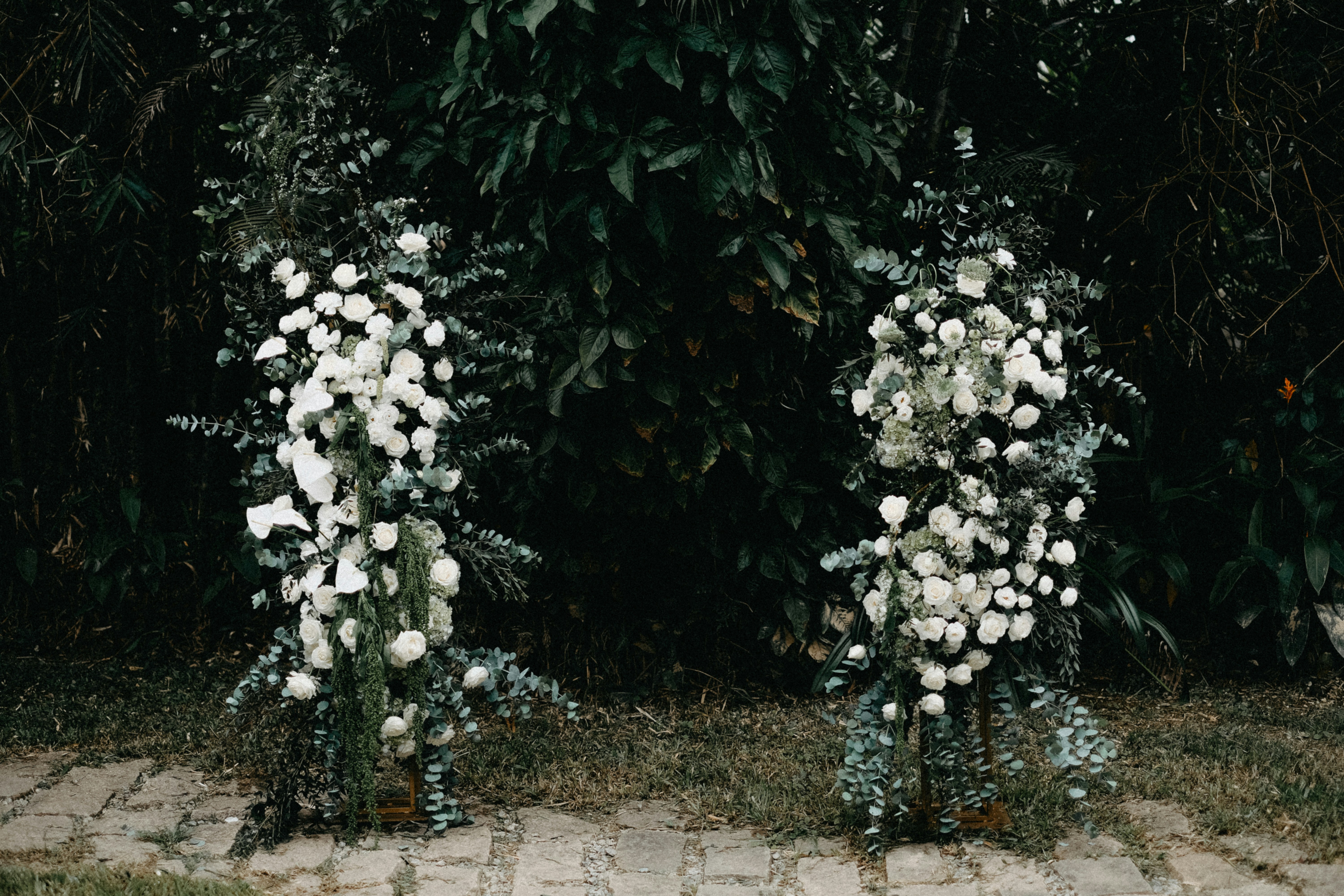 wedding aisle, bride walking, romantic, elegant, ilustrasi artikel First Look vs. Aisle Walk: Which Wedding Entrance is Right for You? 4