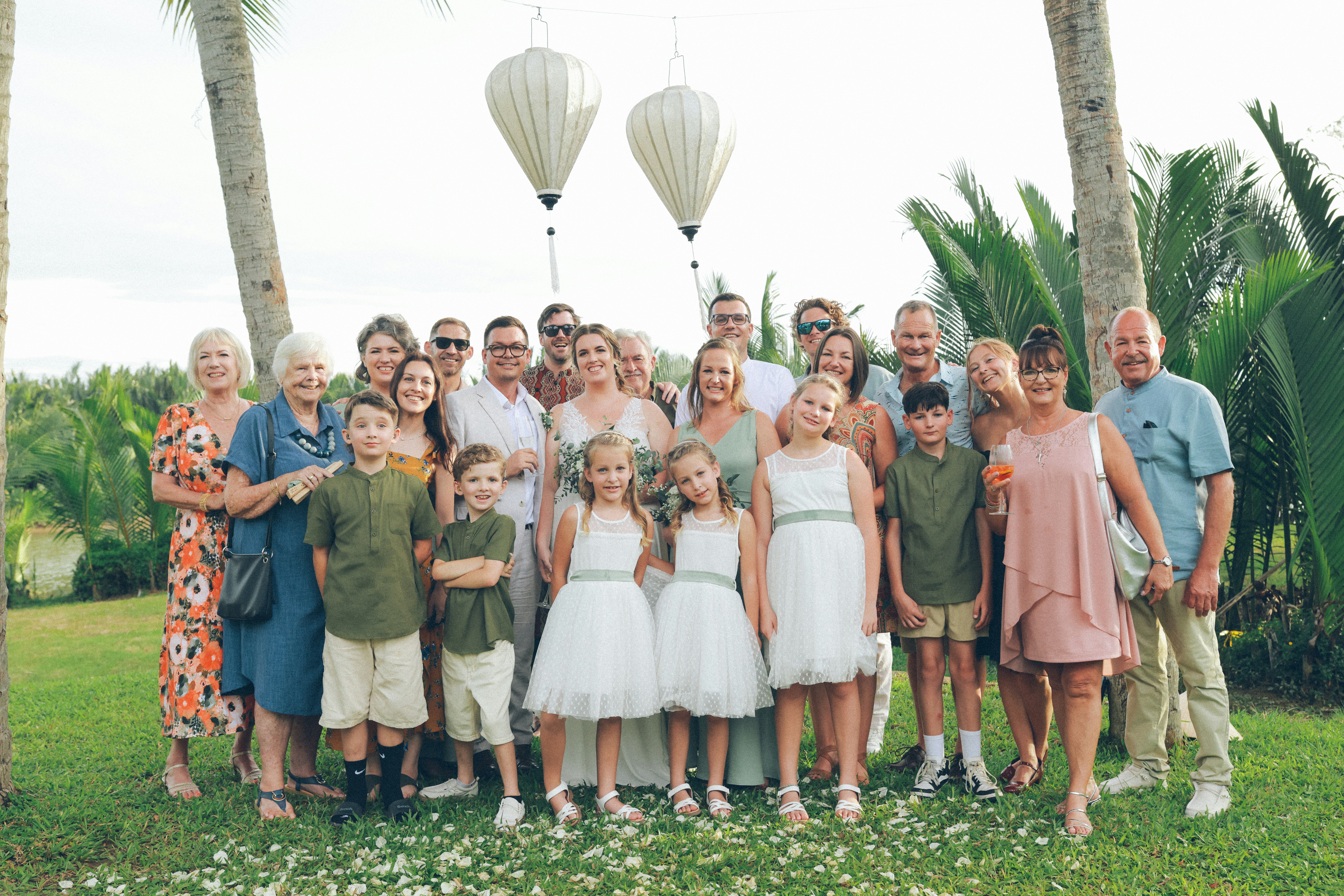 multigenerational family wedding reception, wallpaper, Menyatukan Keluarga Saat Menikah: Tips dan Strategi Harmonis 6