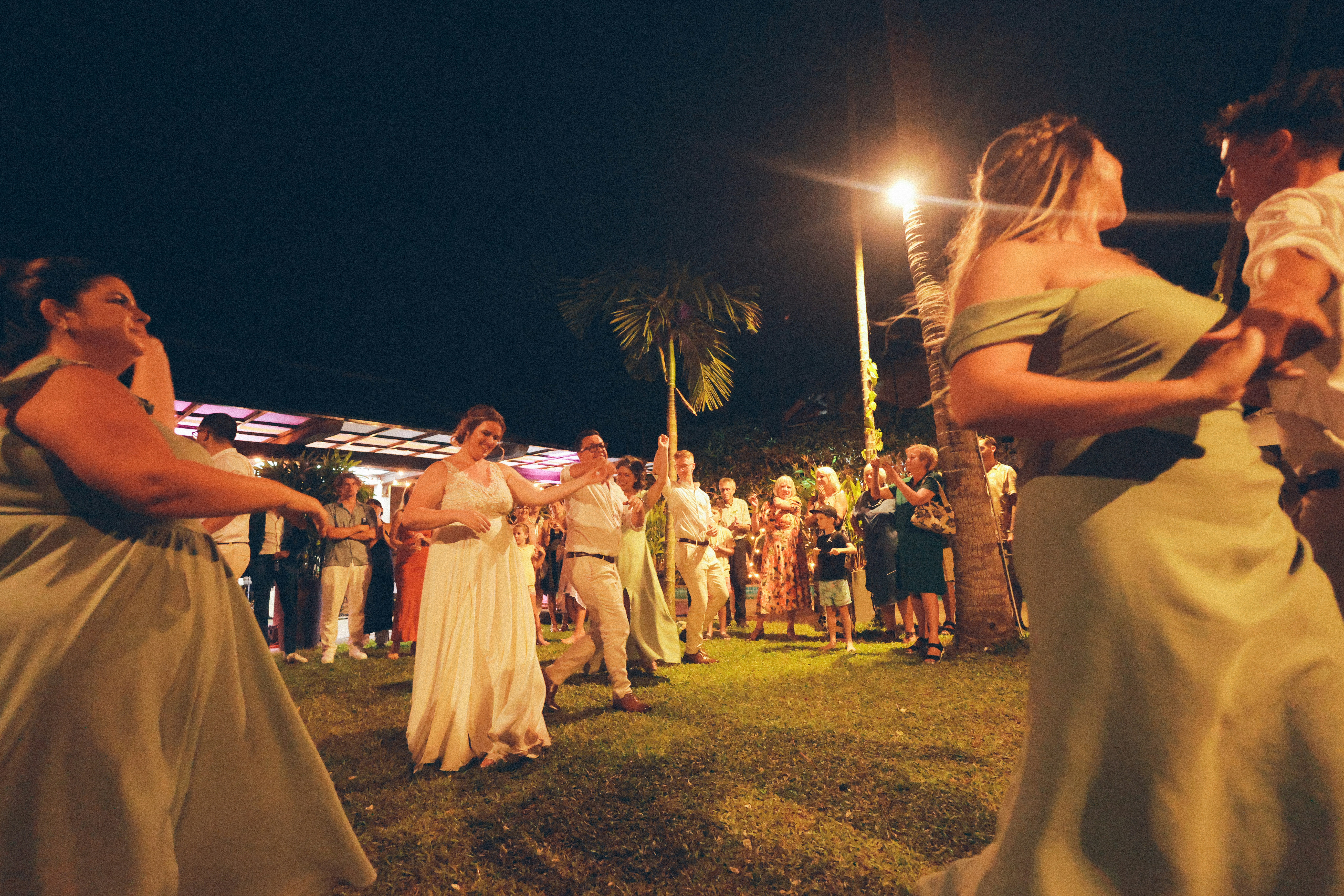 Personas bailando en evento nocturno al aire libre