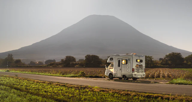 Motorhome na estrada com montanhas ao fundo