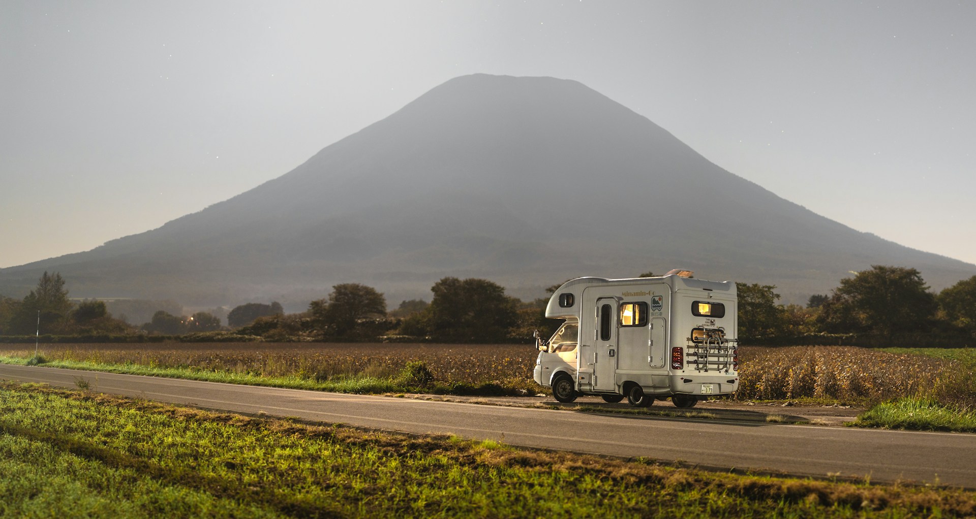Camper van su strada con montagne — La Rotta dei Camper