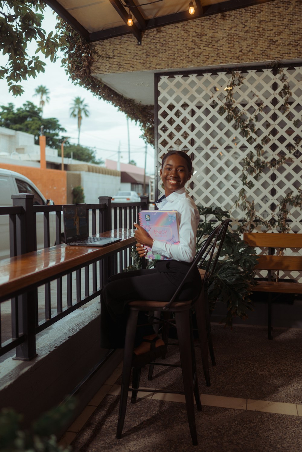 Écrans affichant des campagnes publicitaires digitales modernes