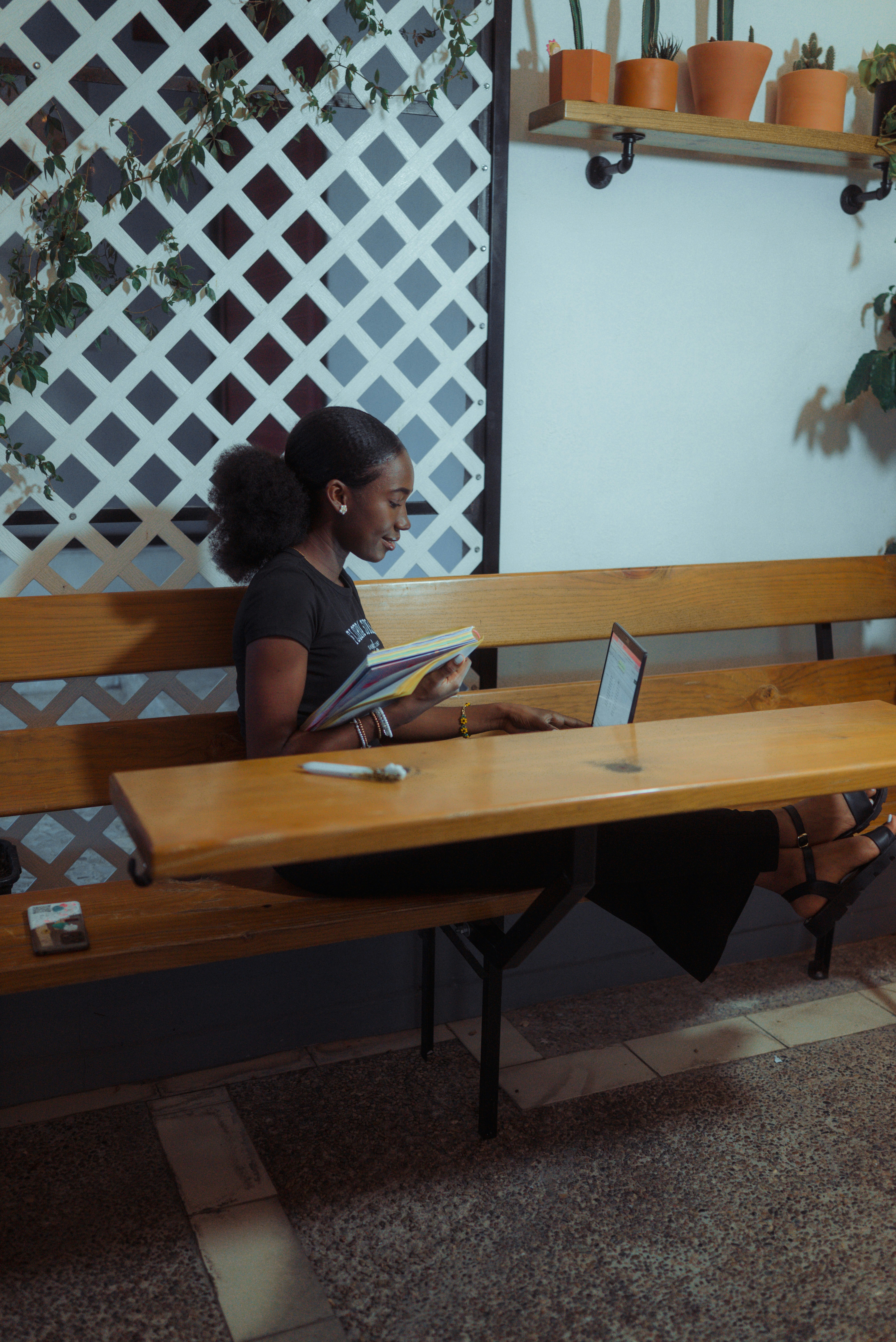 writing desk professional workspace, wallpaper, Tips Menulis Artikel SEO: Panduan Lengkap Ranking di Google 6