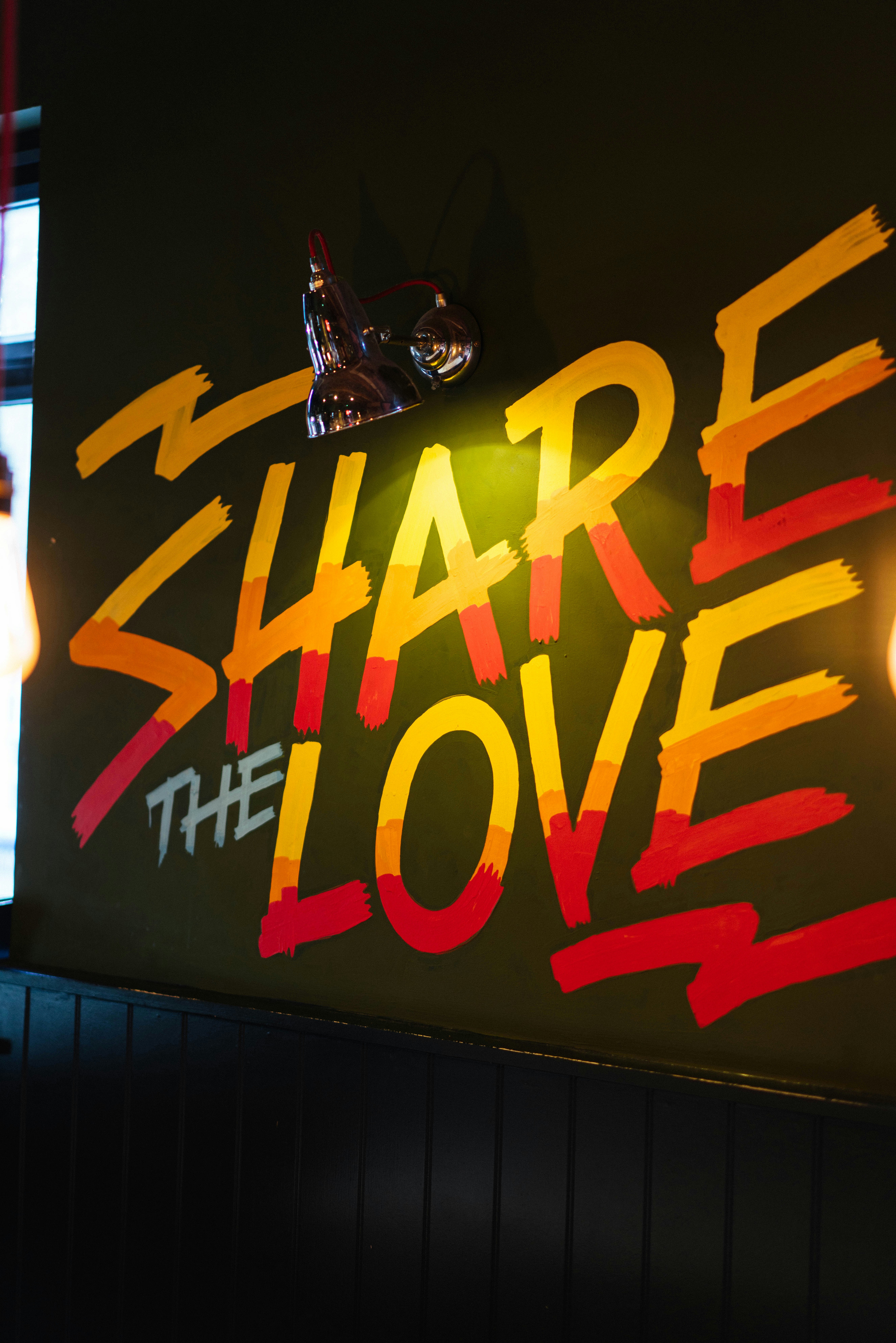 壁に描かれた愛を分かち合おう