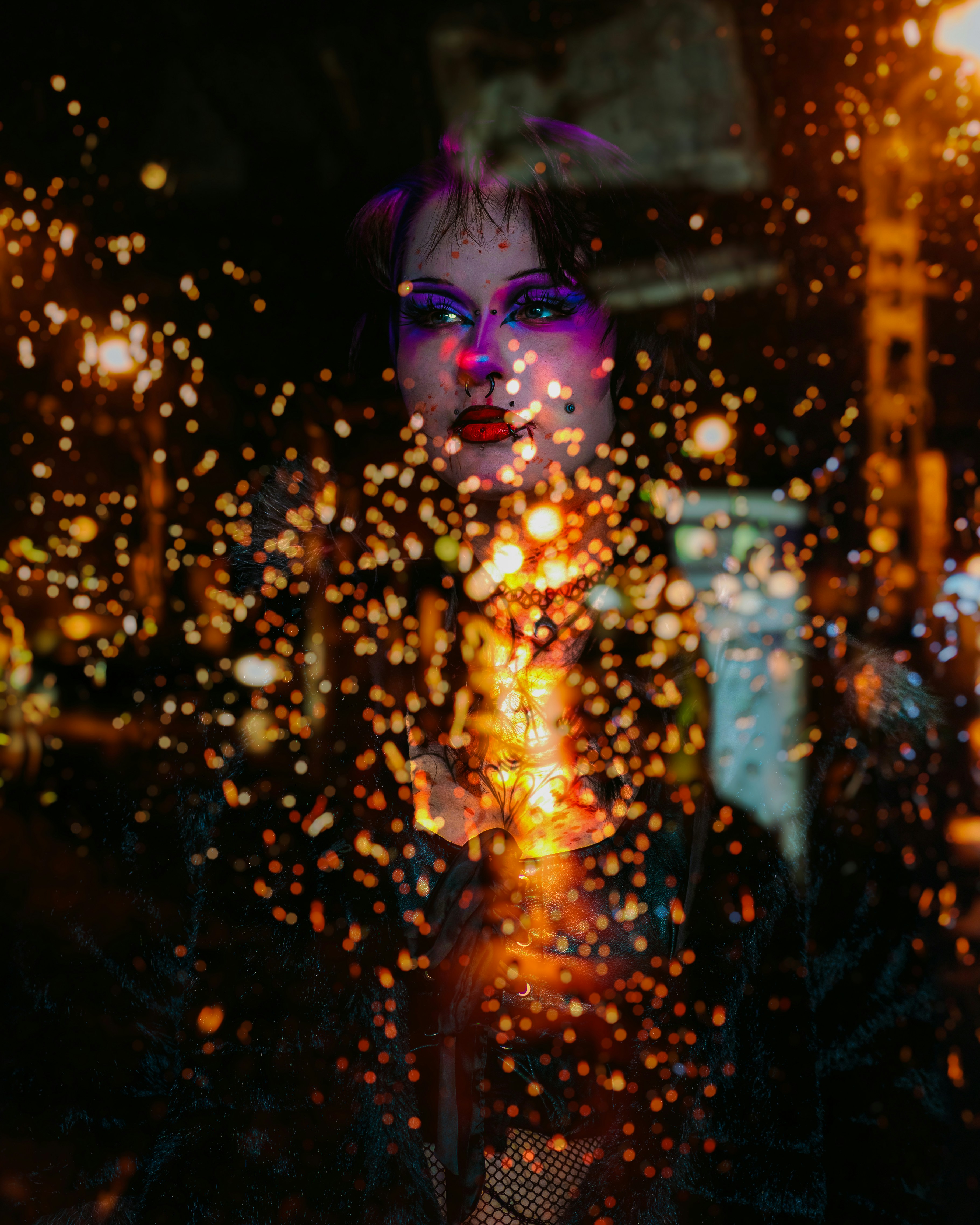 Frau mit Wunderkerzen und dramatischem Make-up