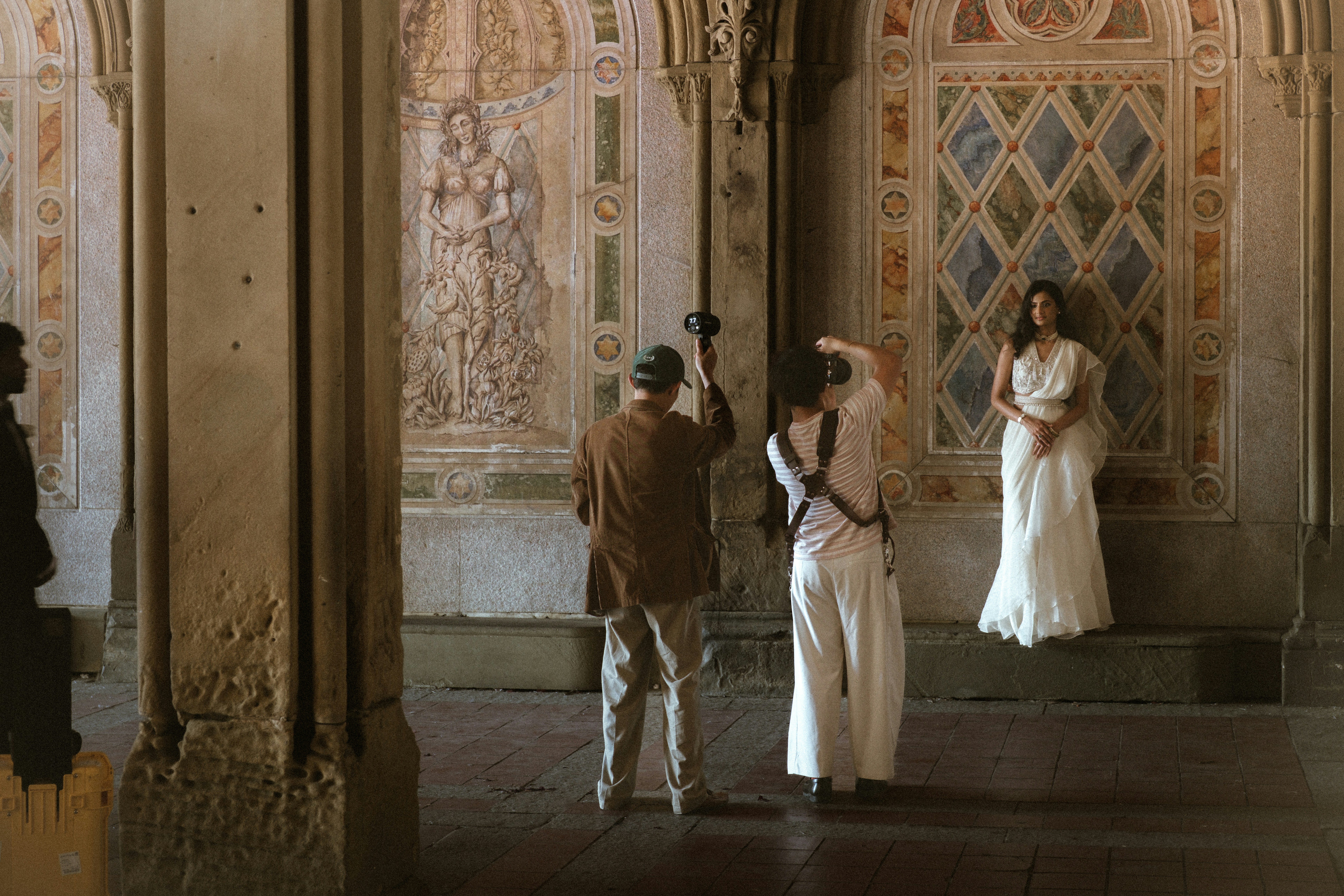 elegant wedding dress wallpaper, ilustrasi artikel 2024 Wedding Dress Trends: What's Hot for Brides 7