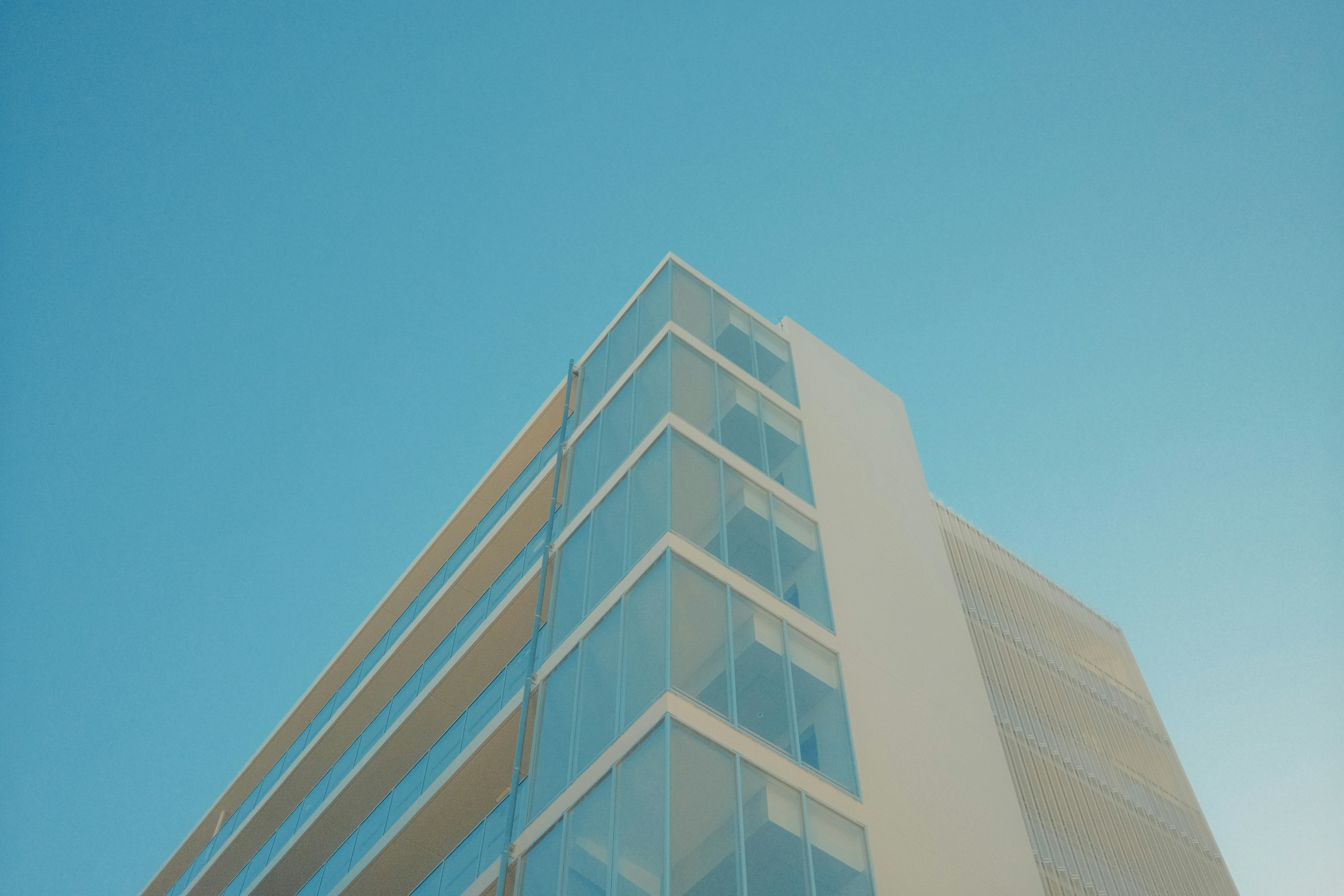 مبنى زجاجي حديث