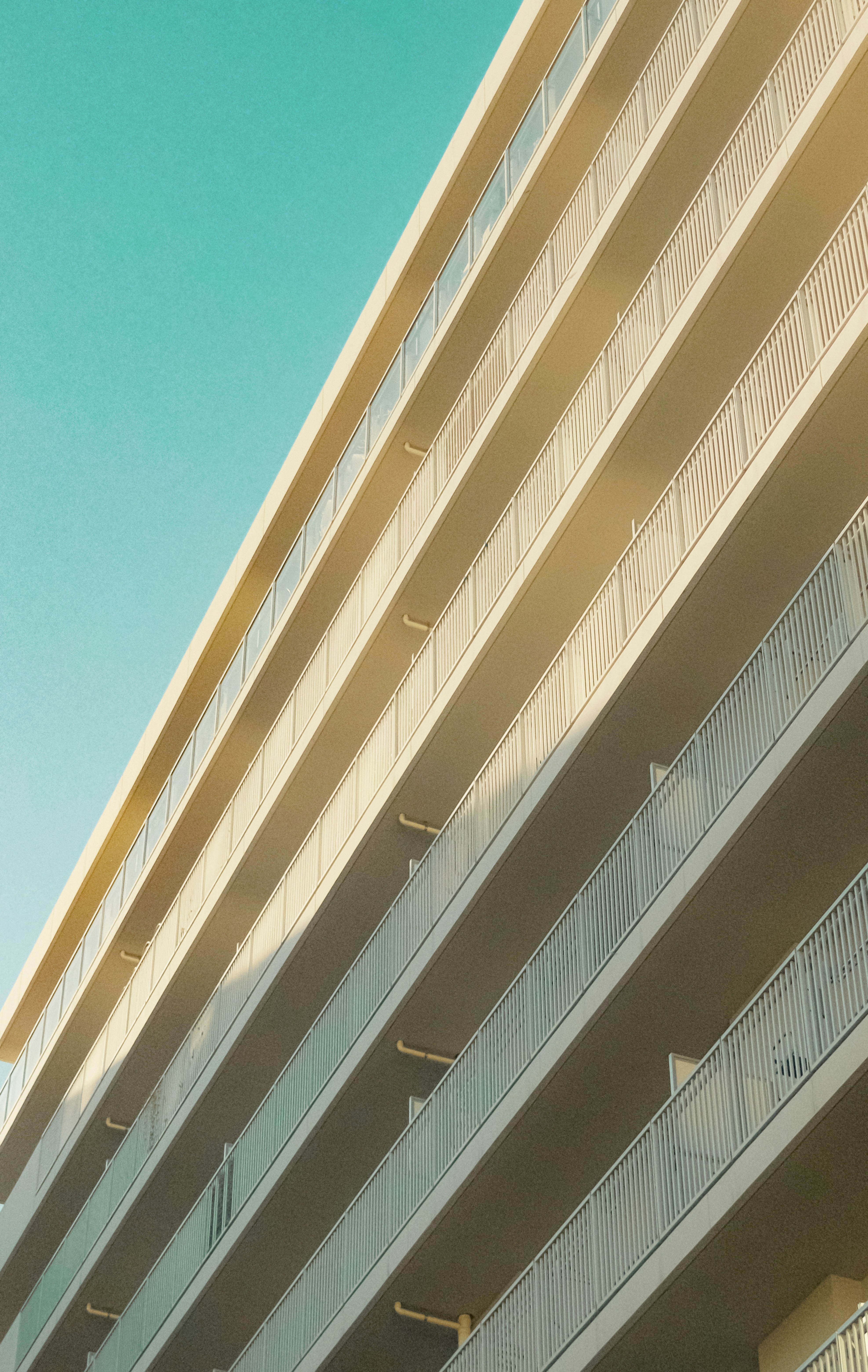 Edificio de apartamentos moderno con balcones contra cielo azul