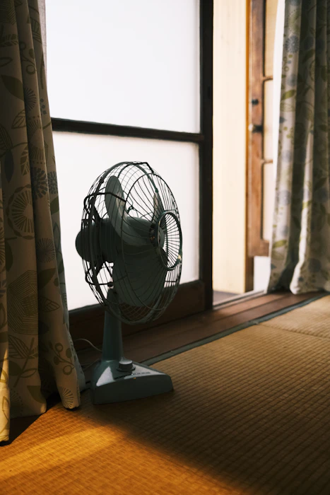 窓辺に置かれた古い扇風機