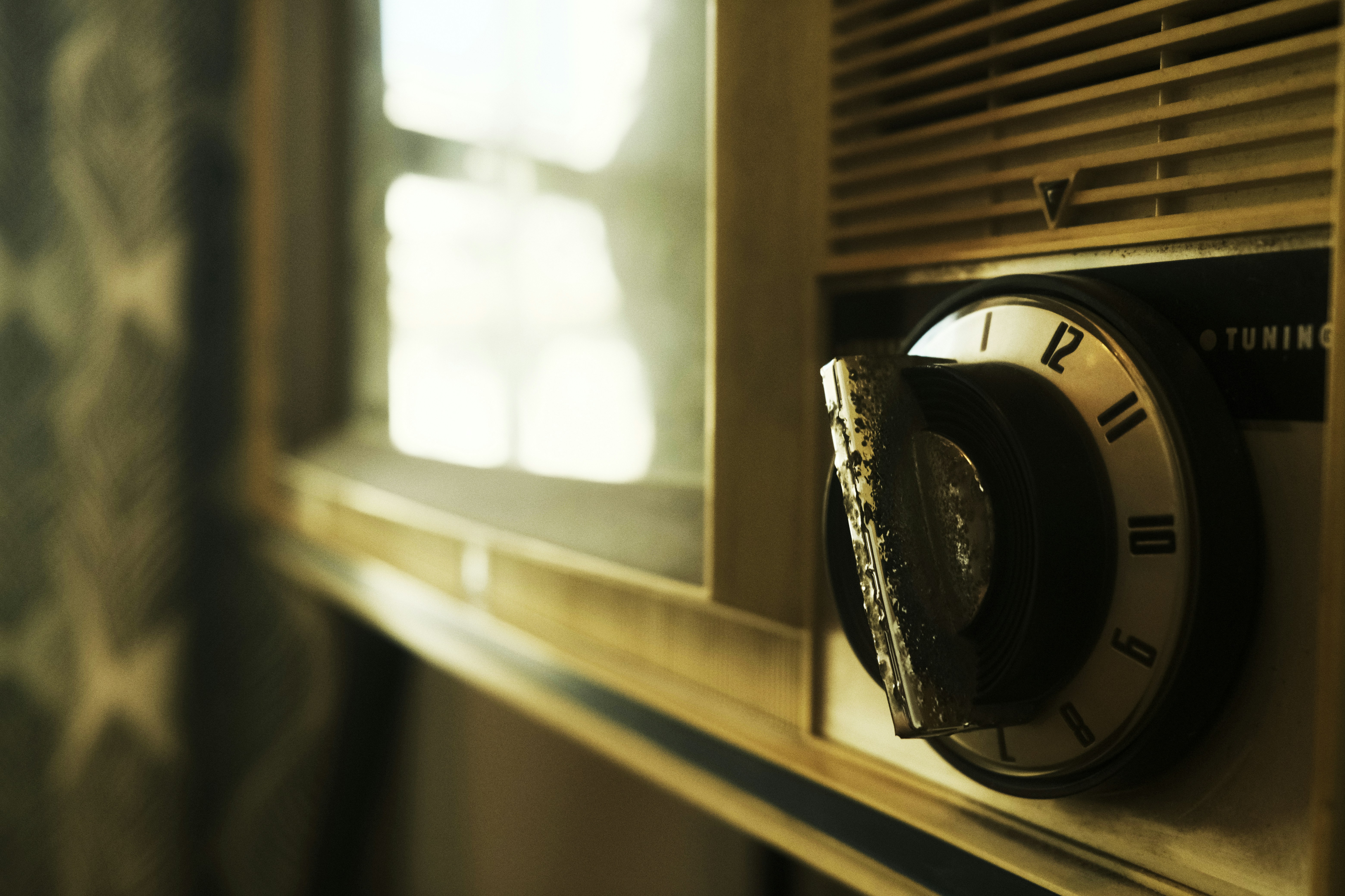 Primer plano de un dial de televisión vintage