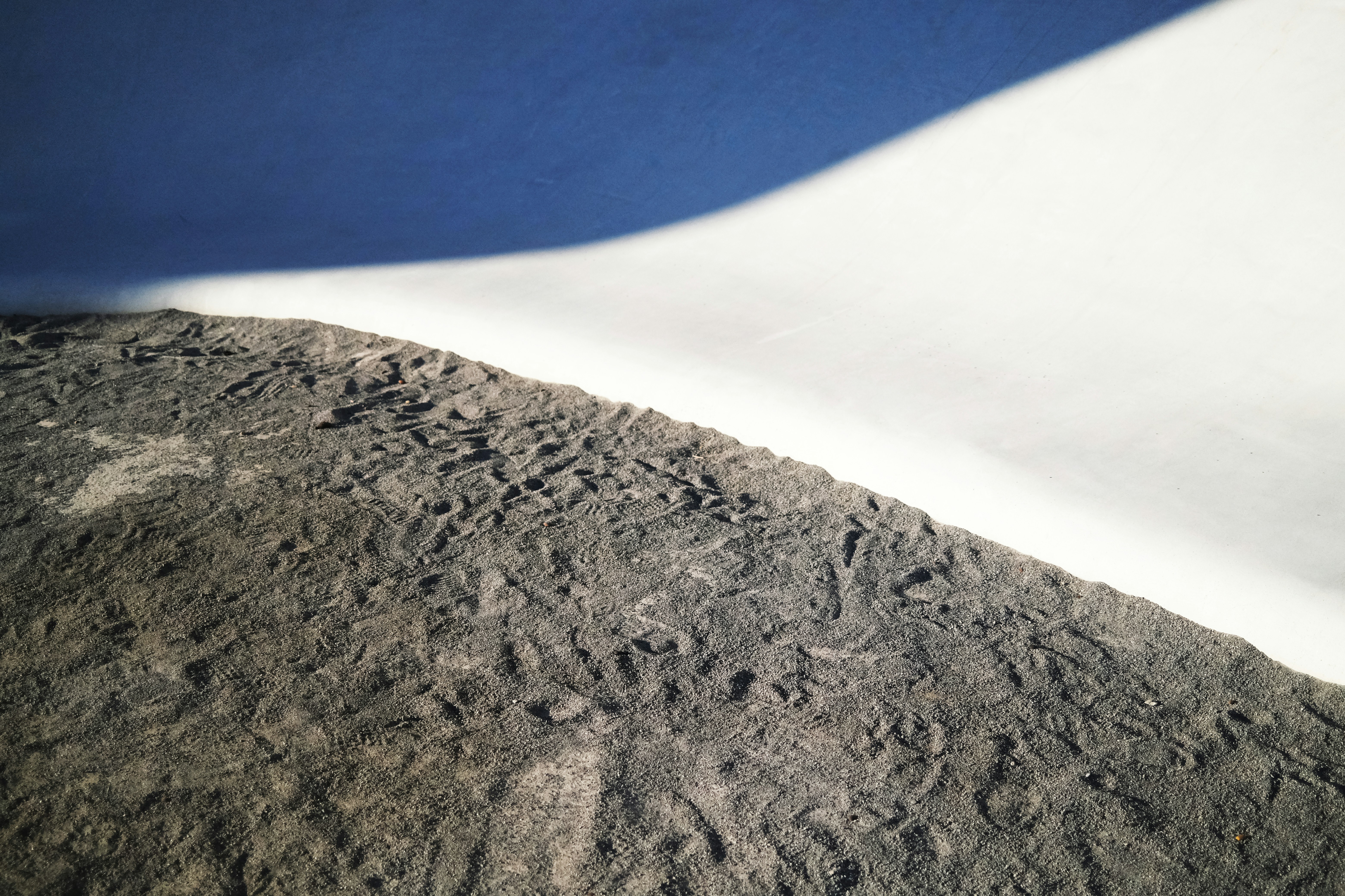 Textura abstracta de piedra rugosa y superficie blanca y lisa