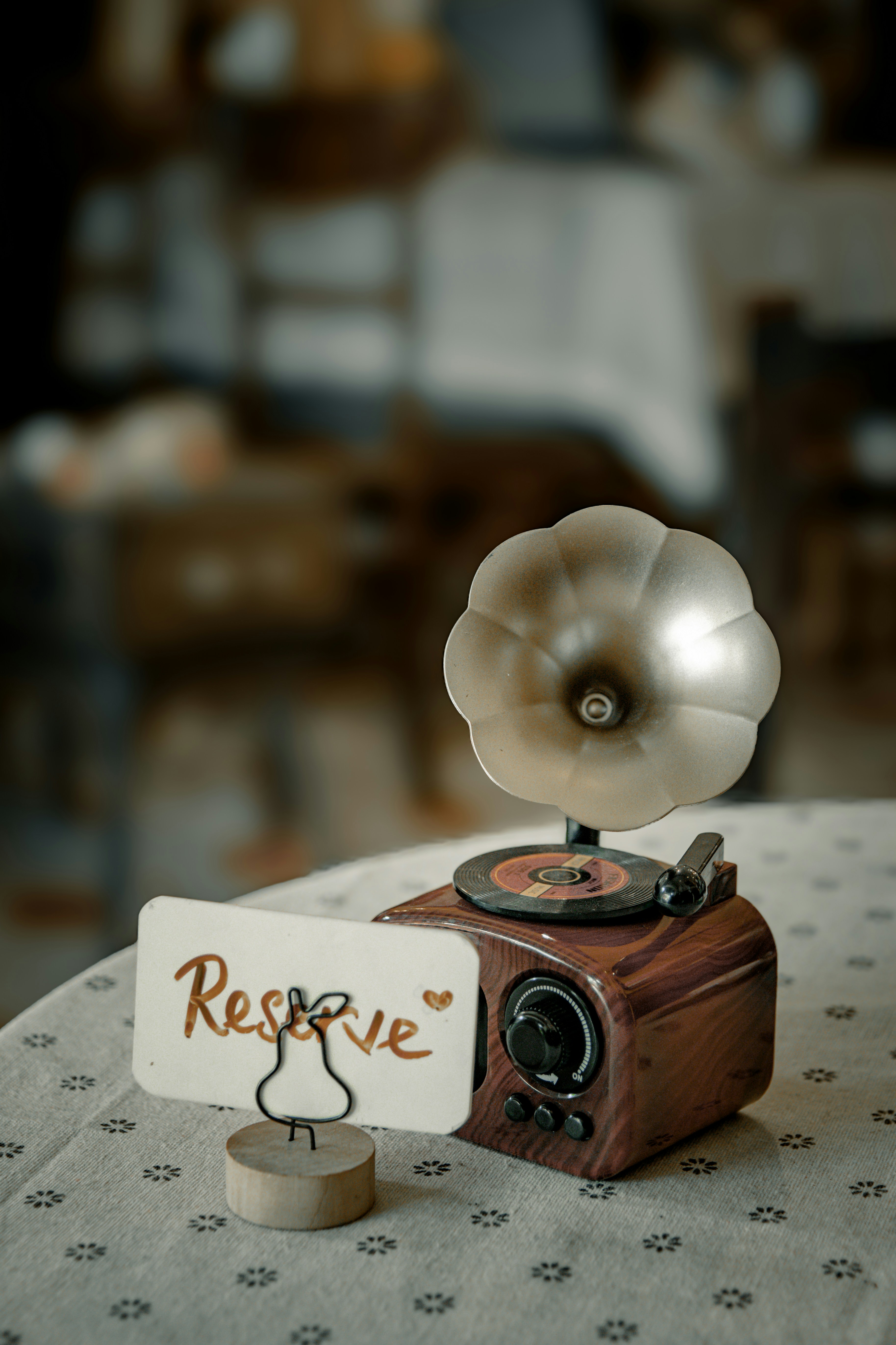 Gramófono vintage con cartel de 'reserva' en la mesa