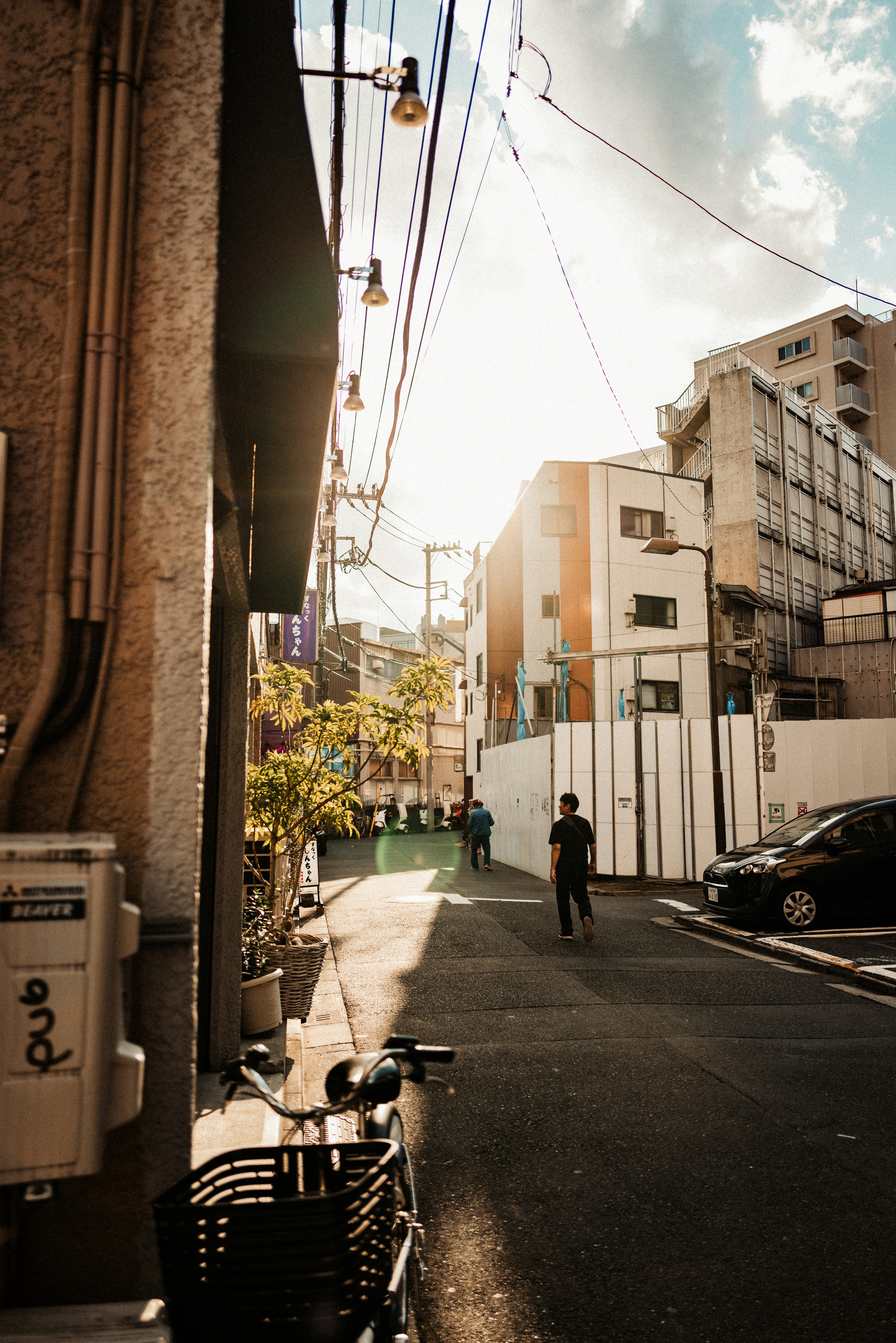People walk down a sunlit street in a city. photo – Free Street Image on  Unsplash