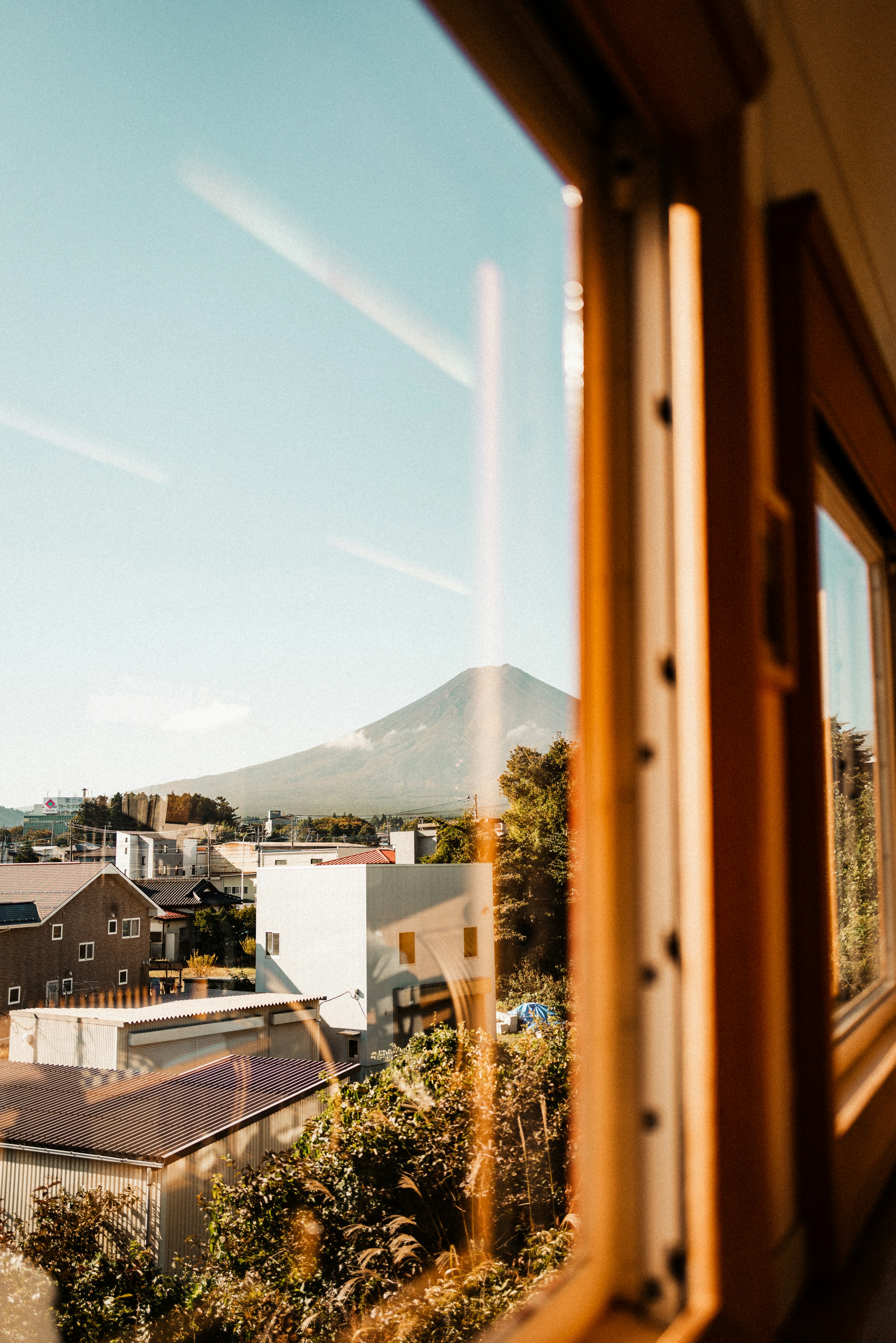 Vista de uma montanha e da cidade através de uma janela
