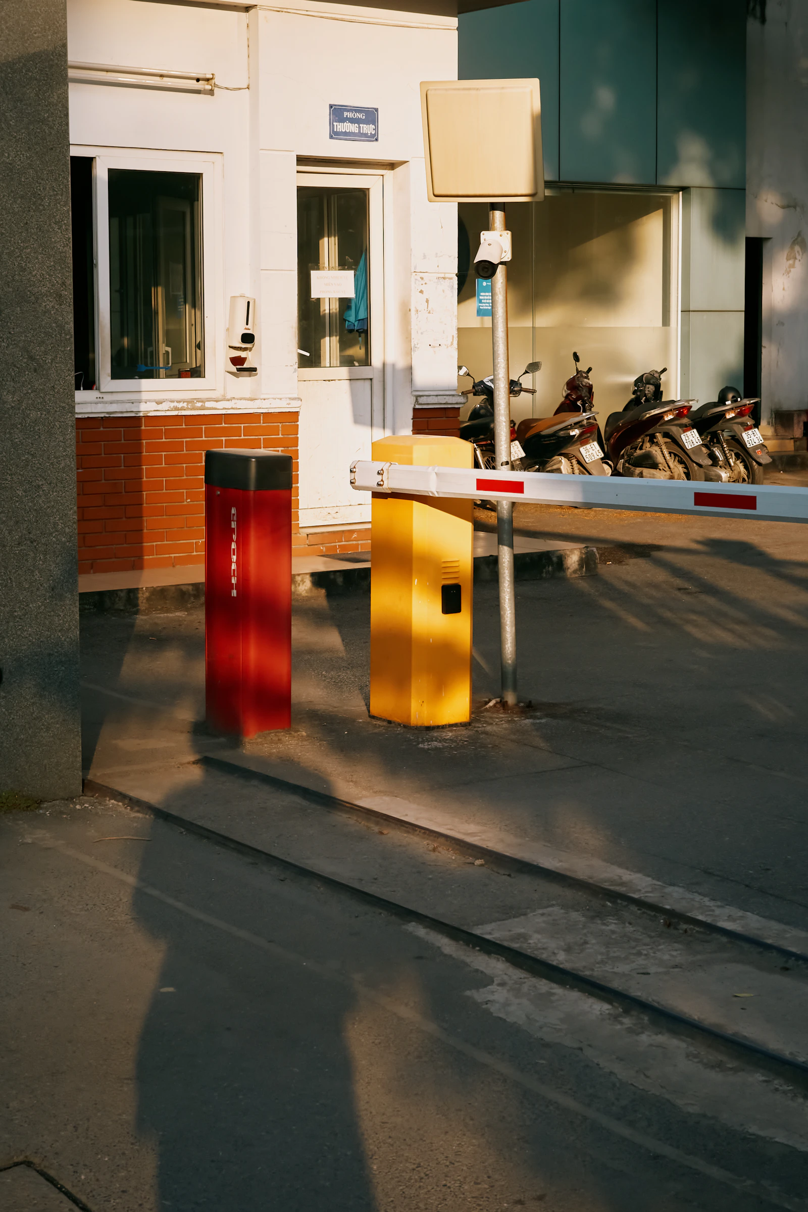 Parking exit access barrier