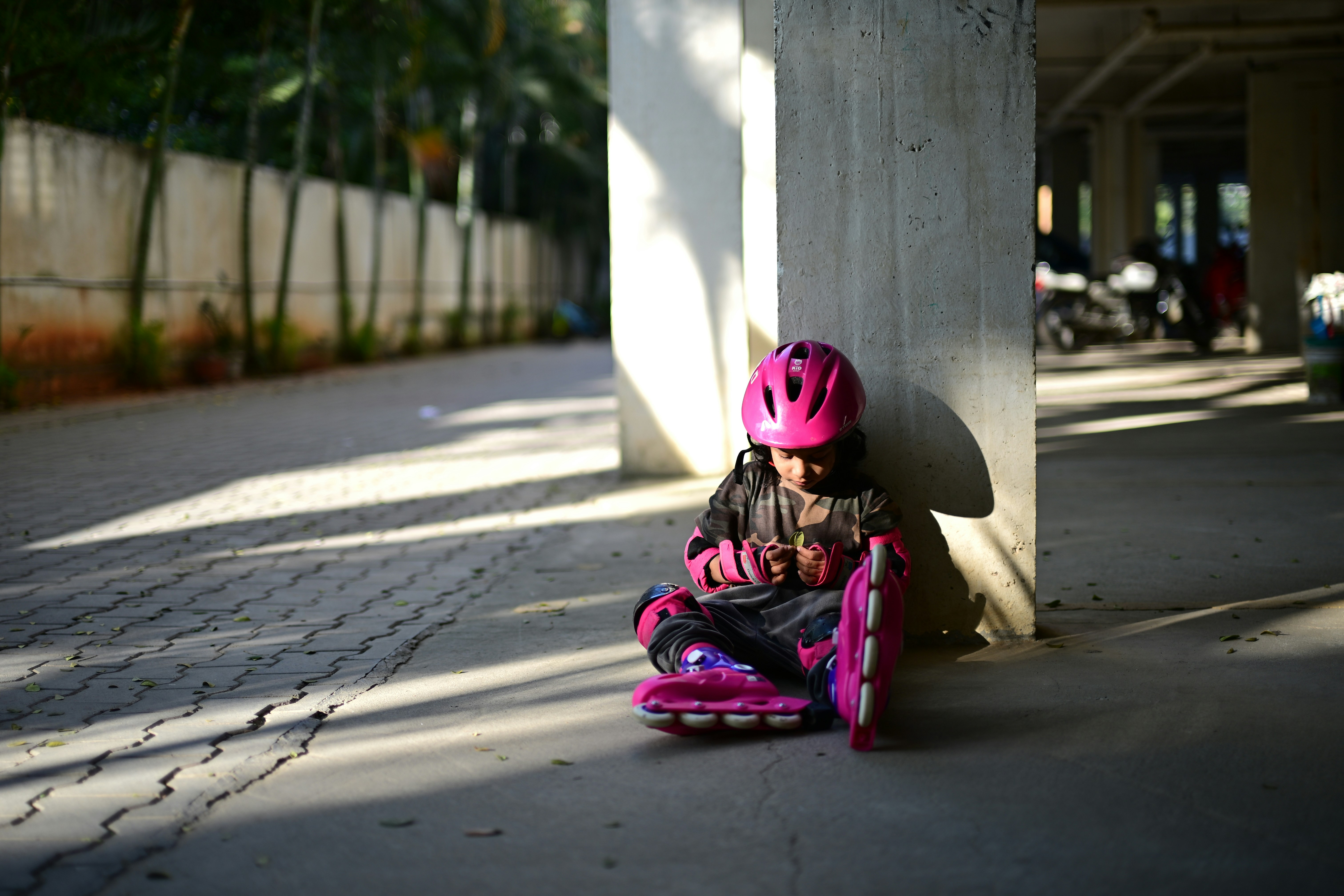 طفل صغير يركب سكوتر