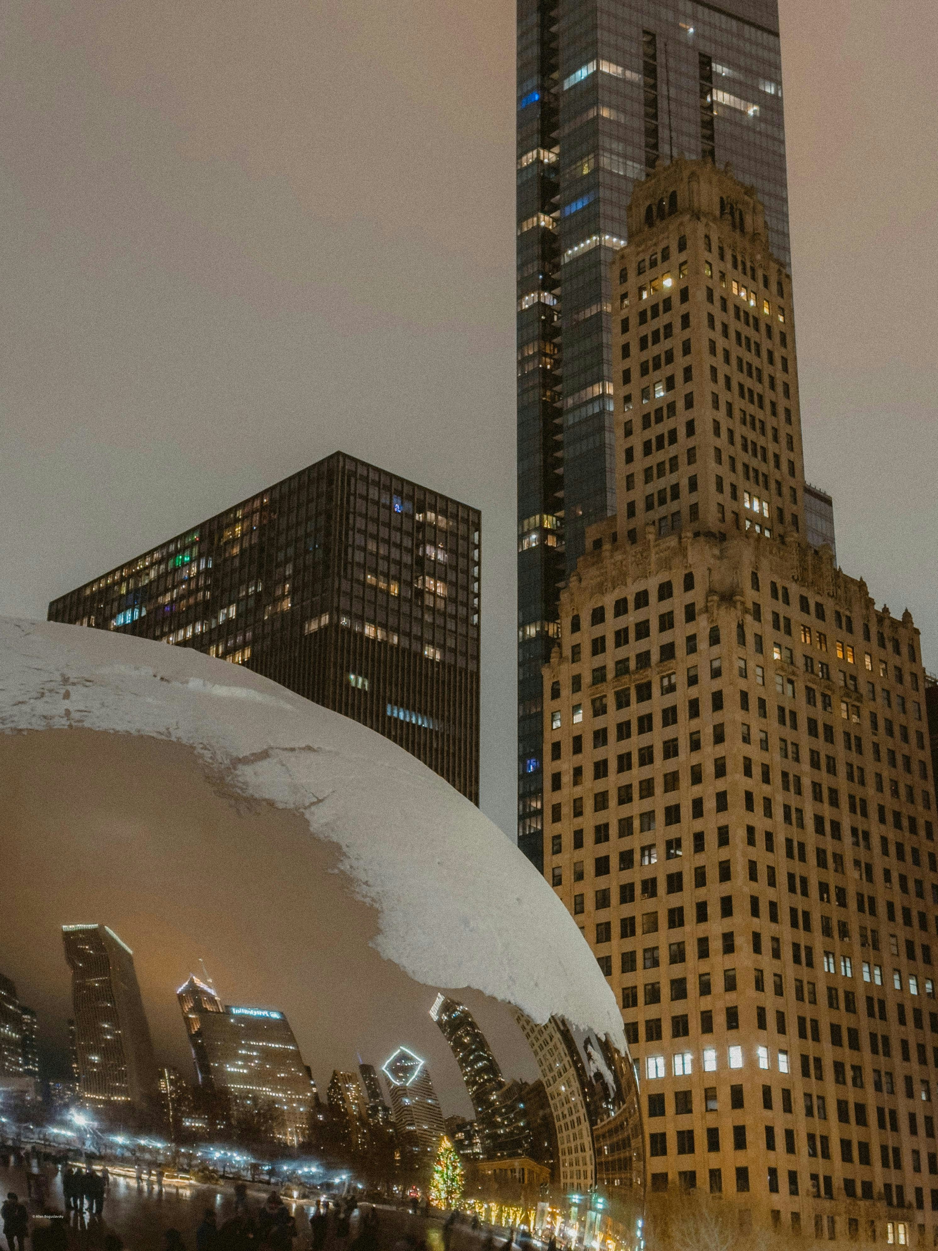 황혼 도시 건물과 함께 반사되는 조각