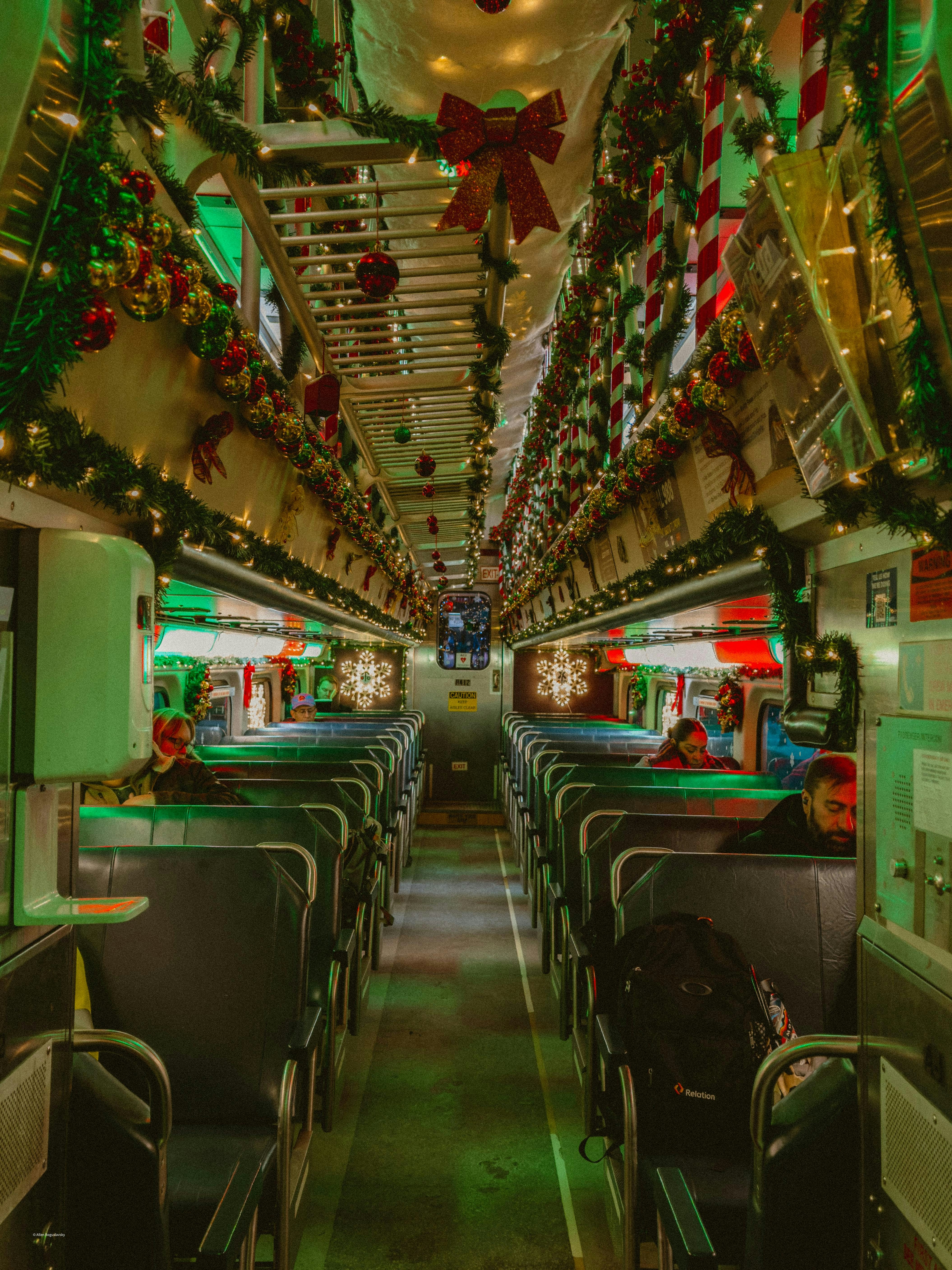 크리스마스 장식 기차 내부에 축제 조명이 장식되어 있습니다.
