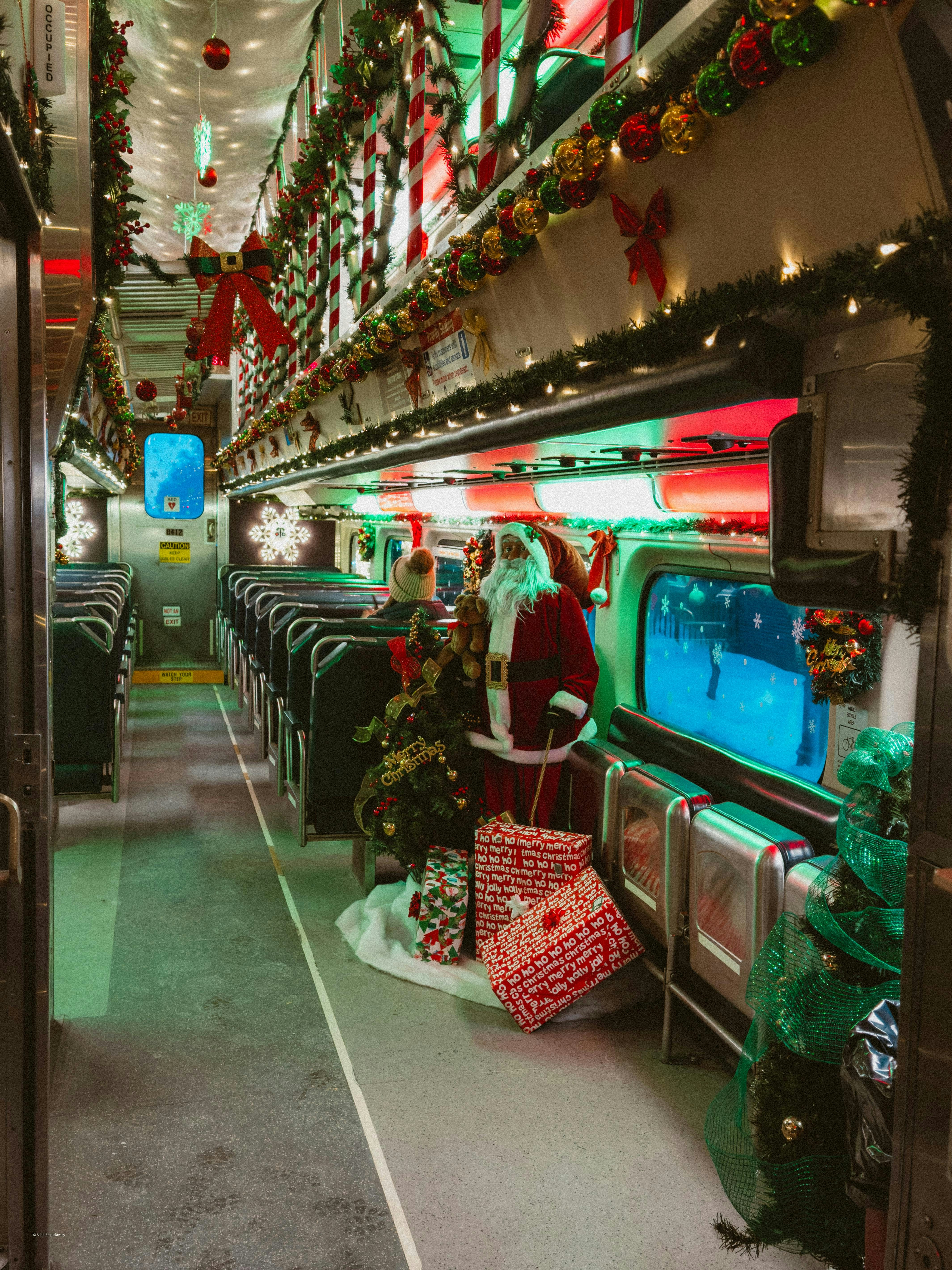 산타클로스가 있는 크리스마스 장식 기차 내부