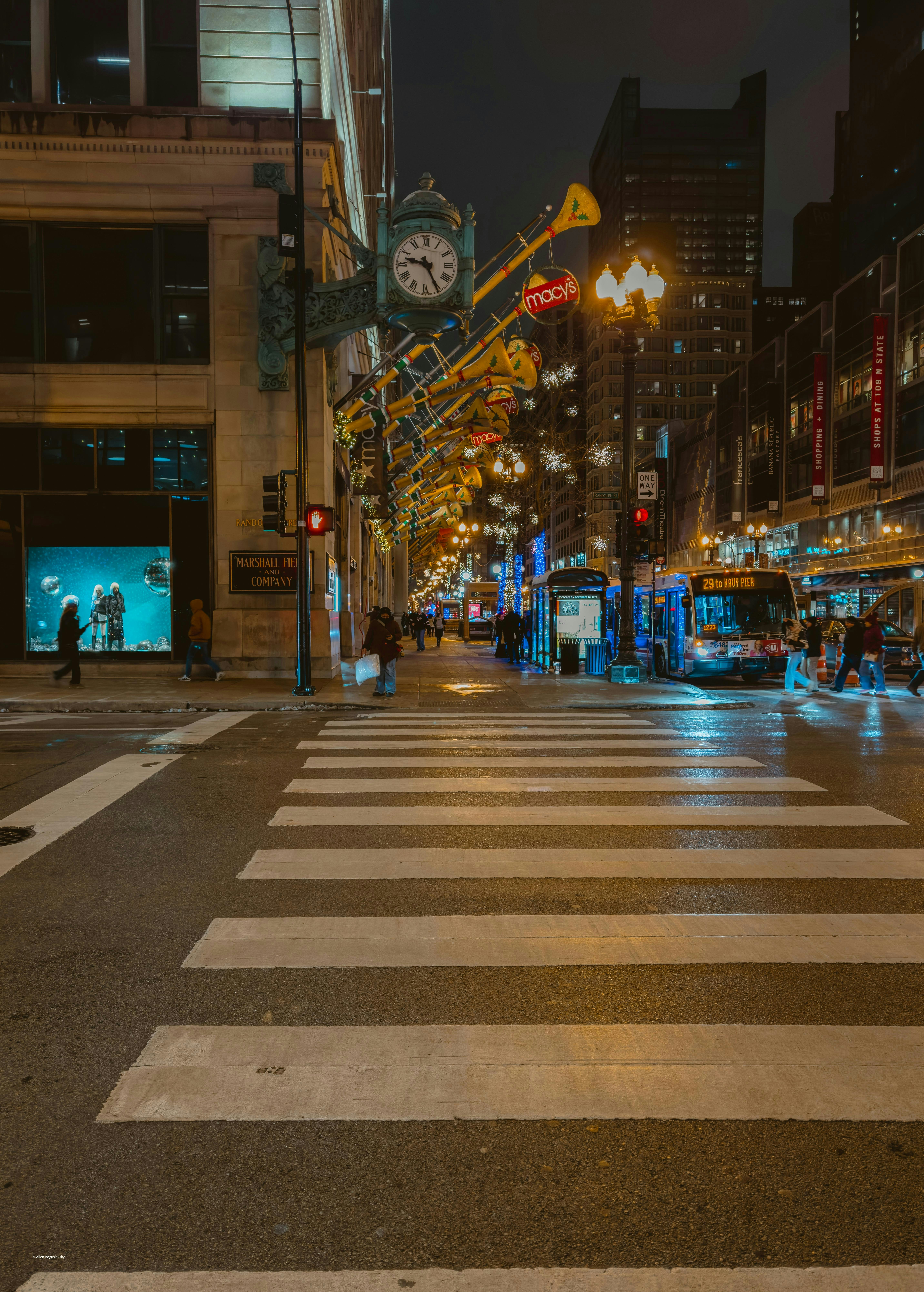 밤의 도시 거리에는 횡단보도와 버스가 있었다.