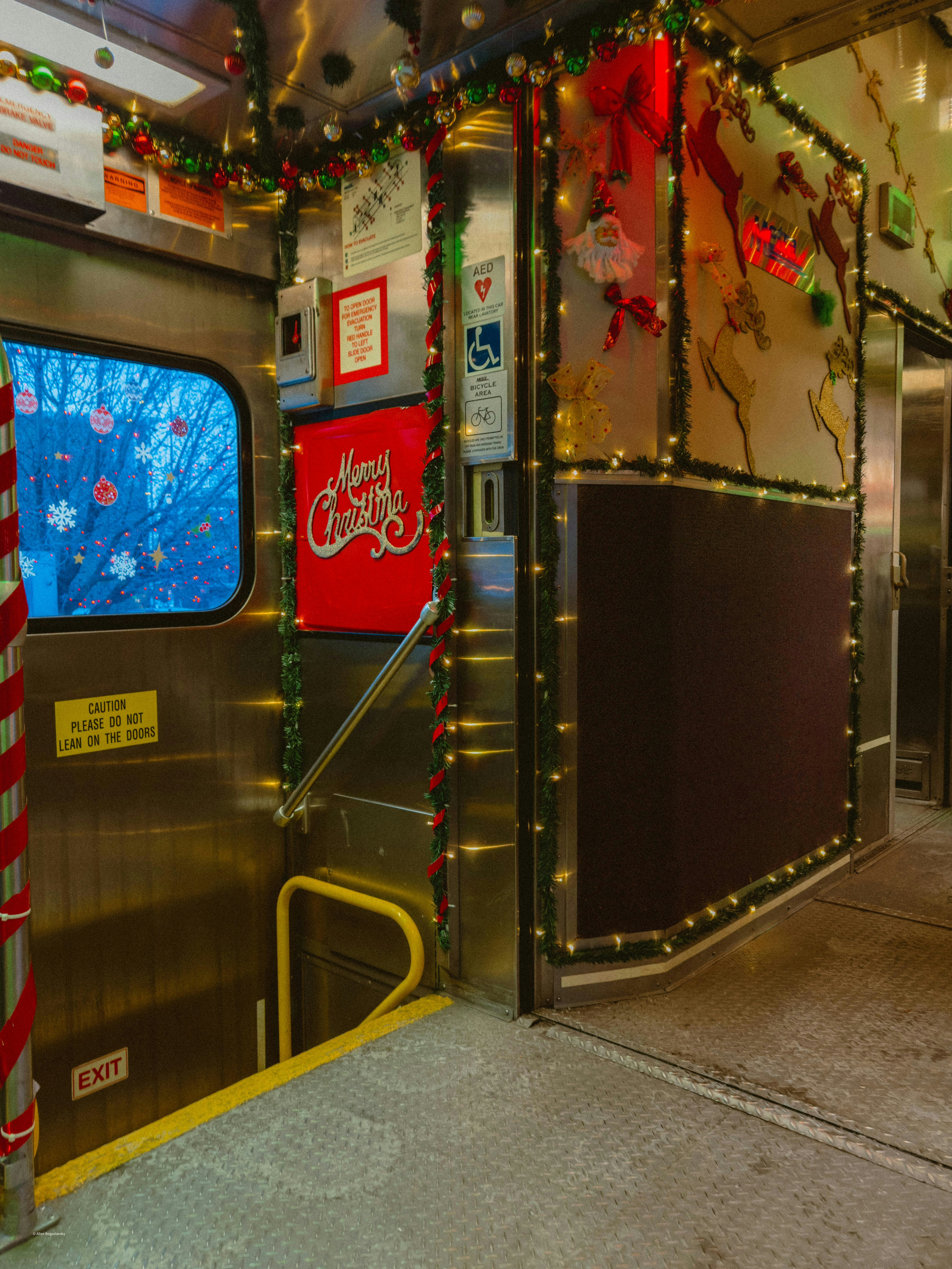 크리스마스 장식으로 장식된 기차 내부.