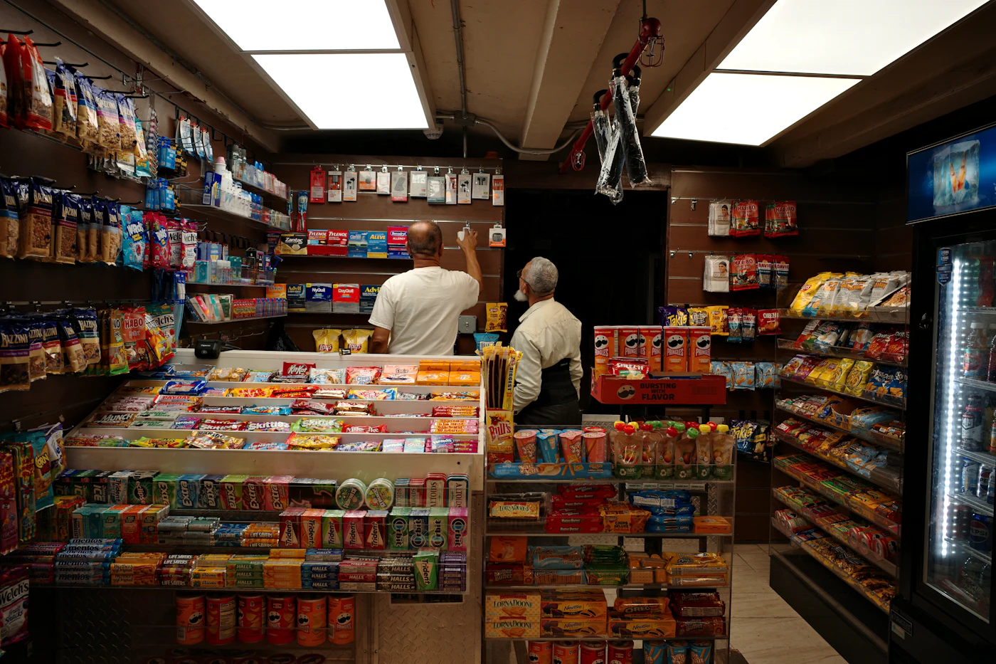 Abasto con anaqueles surtidos