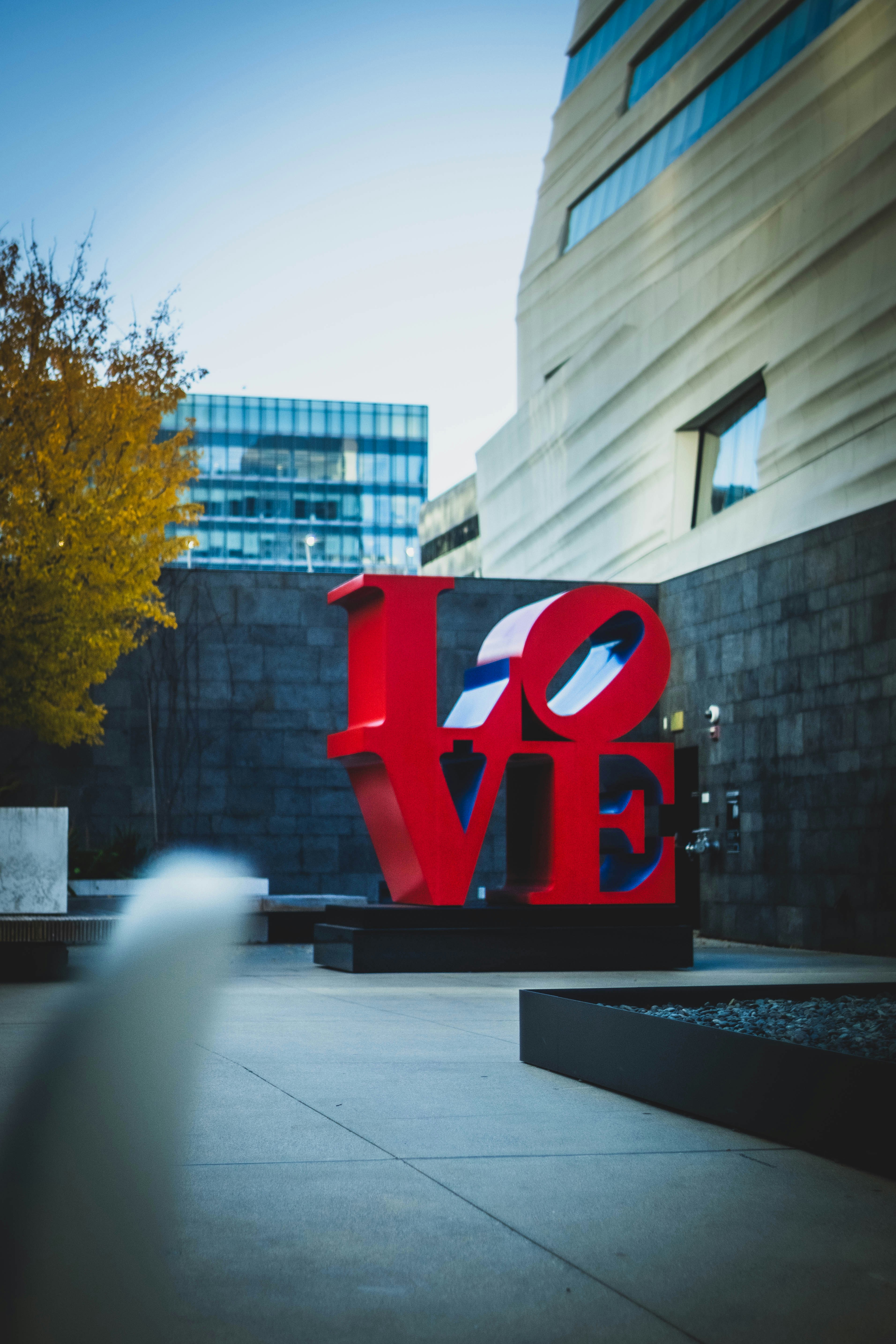 도시 배경의 대형 붉은 사랑 조각