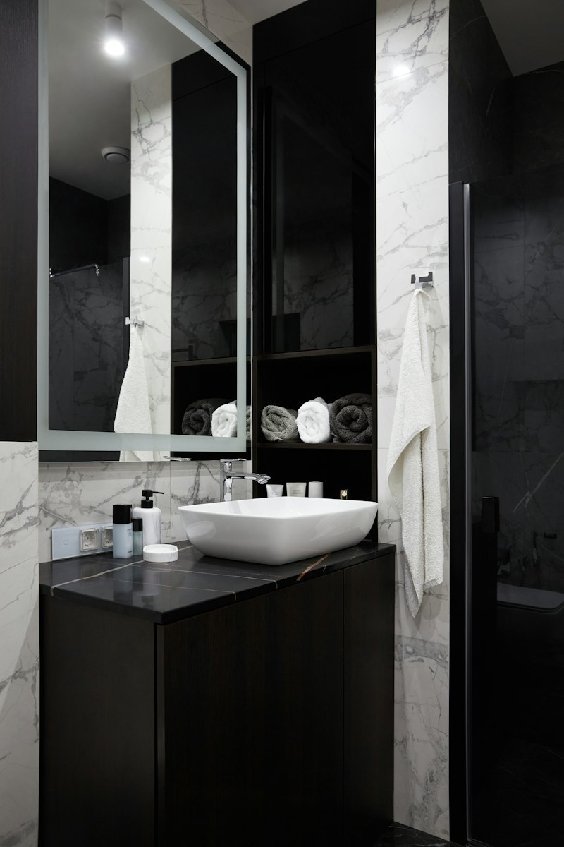 Banheiro em mármore com detalhes pretos