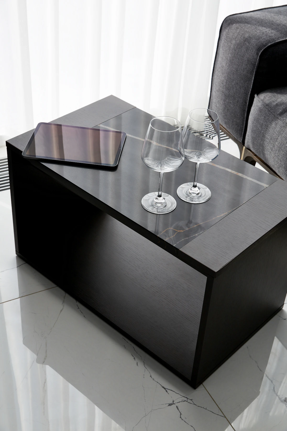 Table basse Monolithe en marbre Noir Marquina