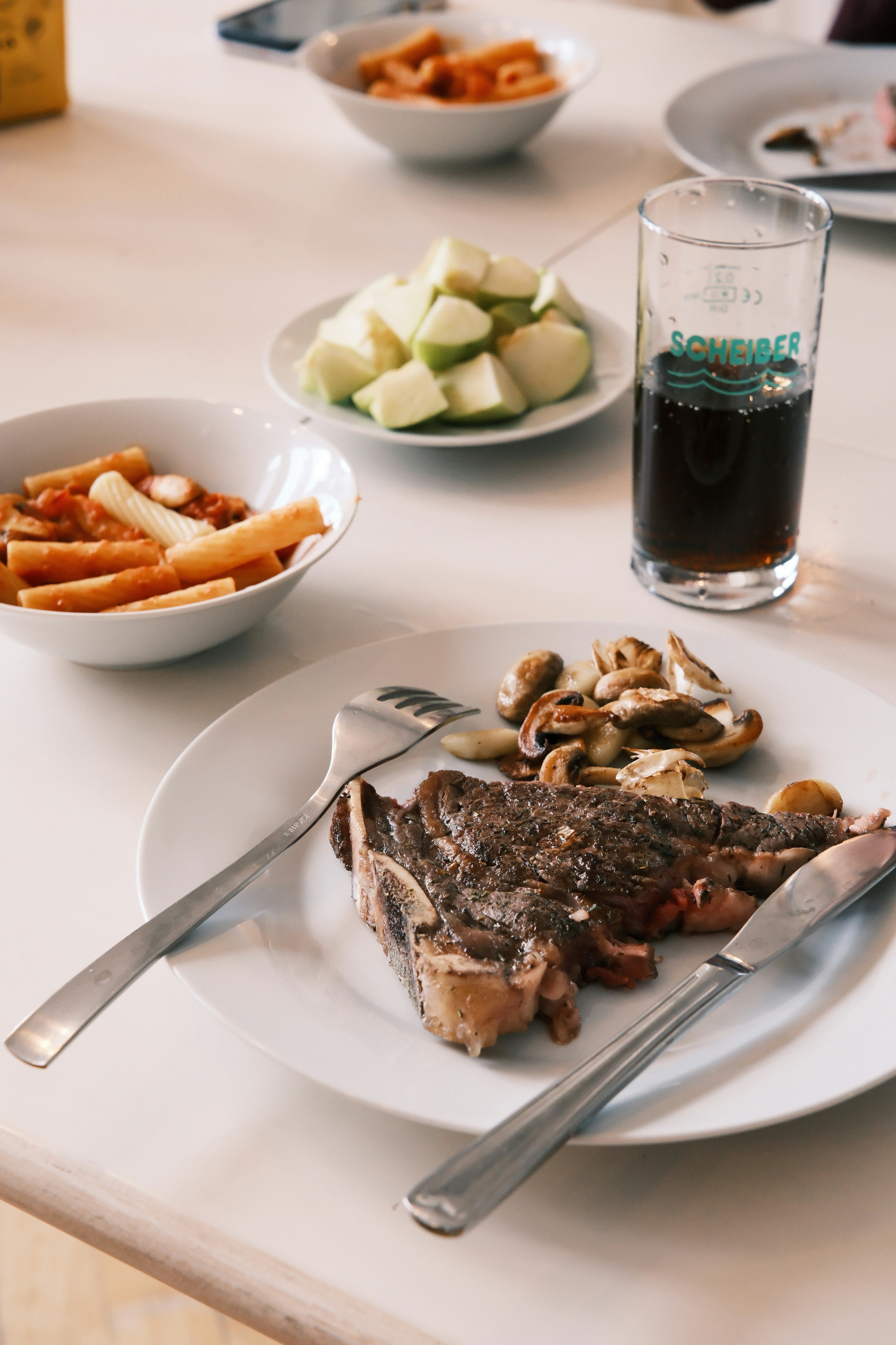 Filete con champiñones, pasta y manzanas picadas