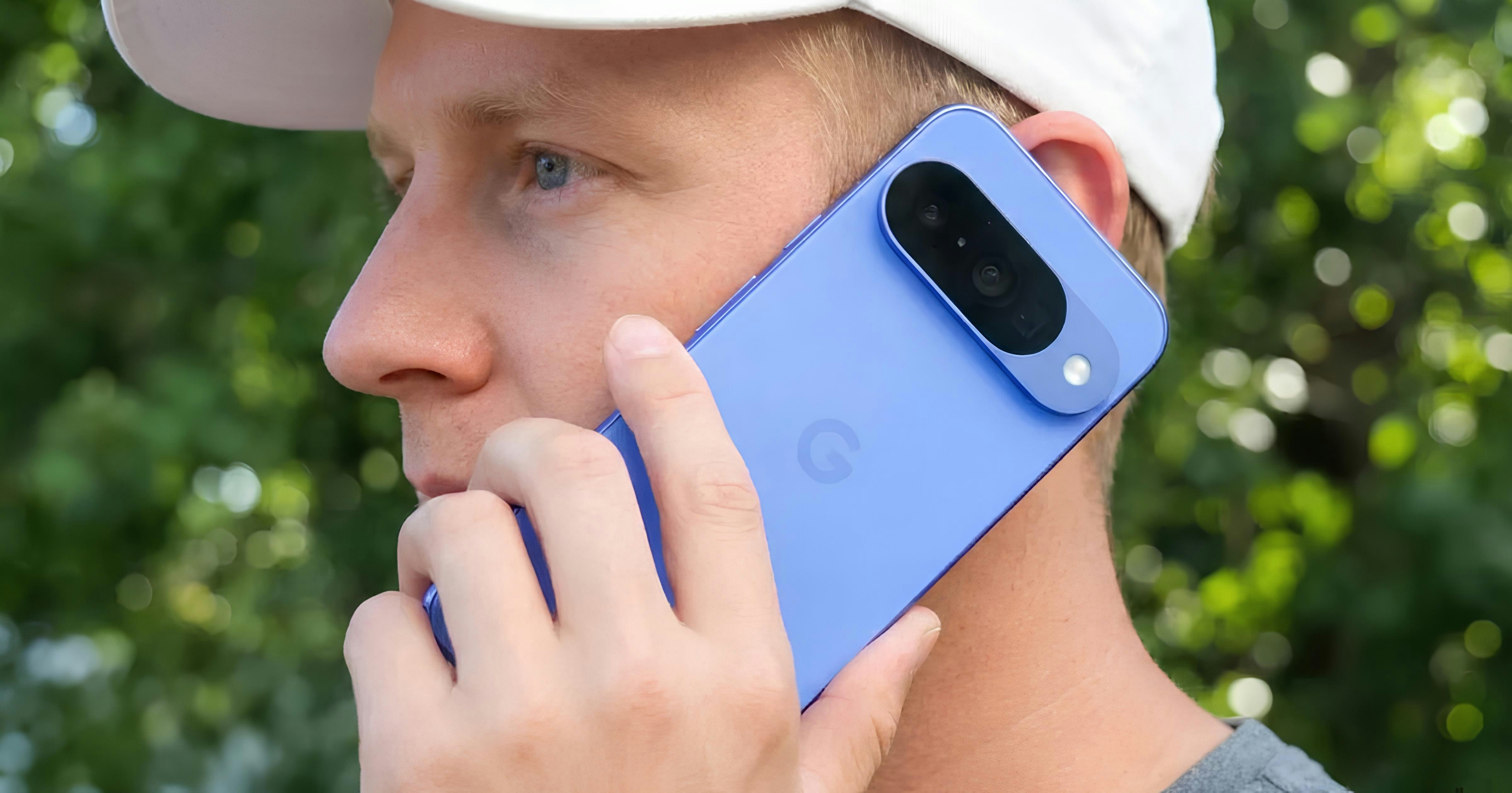 Pixel 10で電話をかける男性