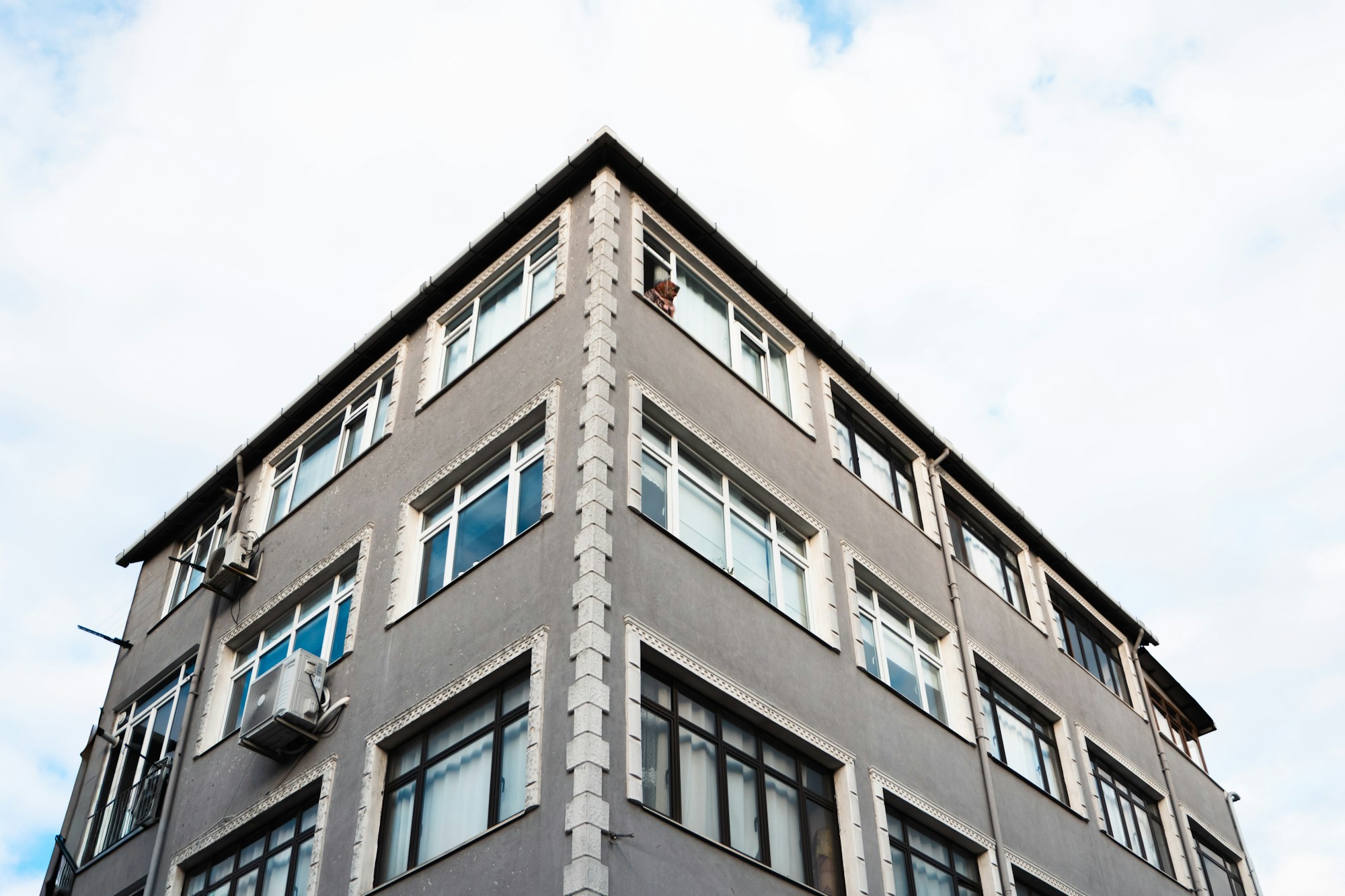 Gökyüzüne karşı çok katlı, balkonlu bir apartman binası