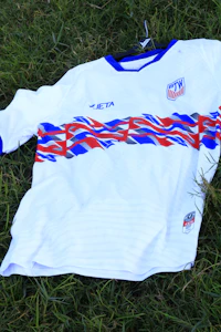 Wit voetbalshirt met rood-blauwe strepen