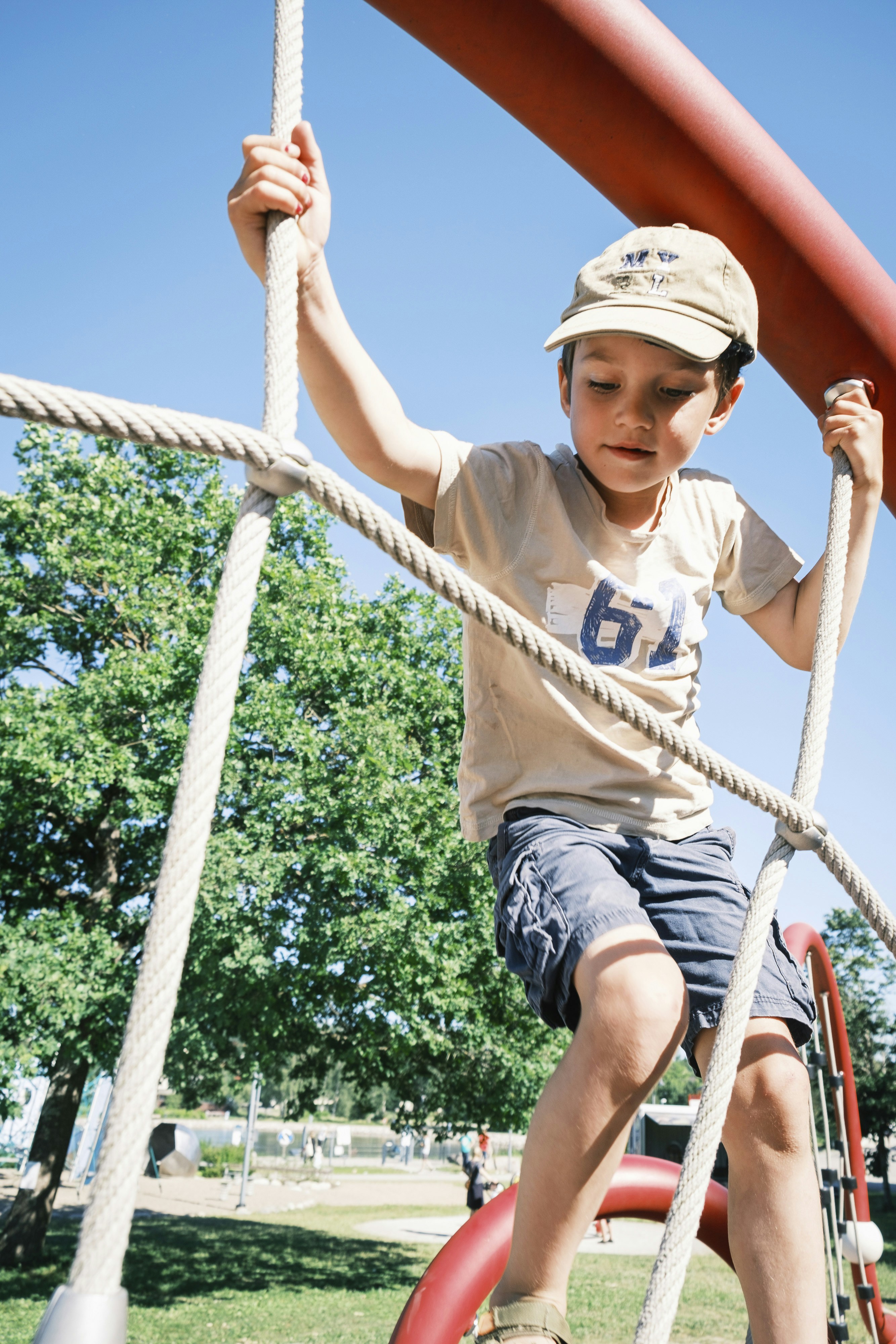 遊び場の構造物に登る少年