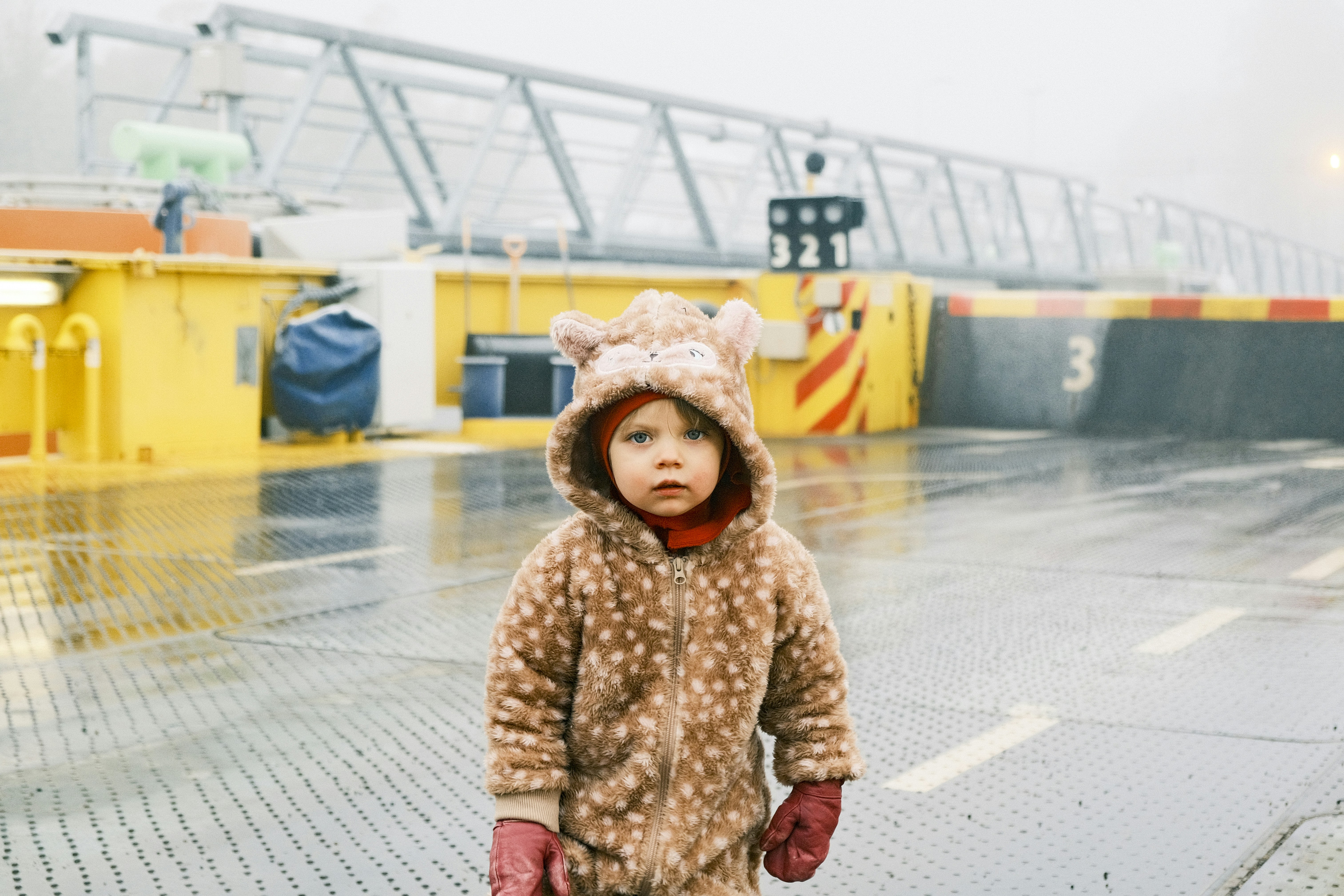 フェリーデッキの鹿の衣装を着た子供