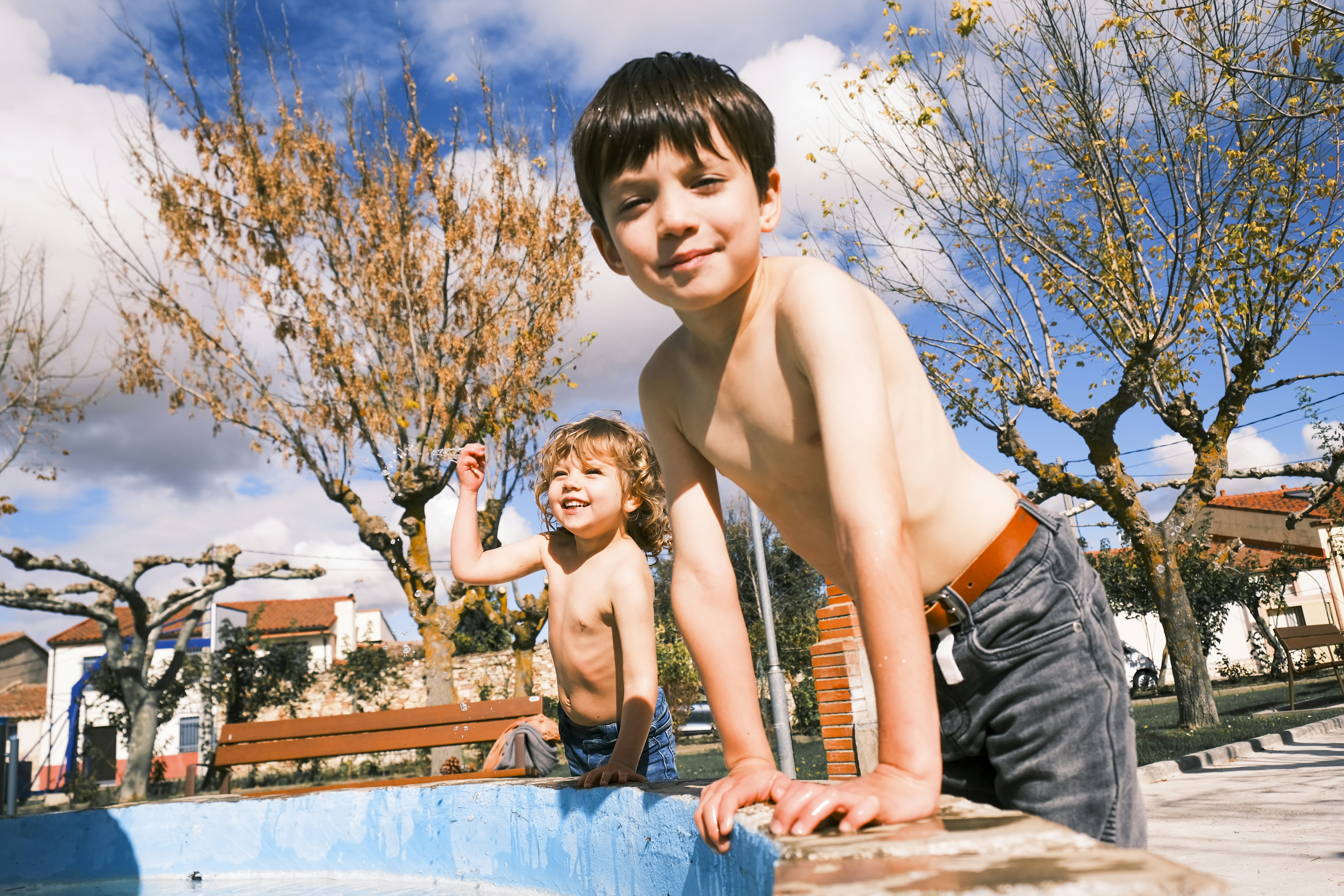 プールサイドでシャツを脱いだ二人の少年