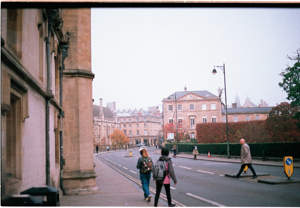 牛津 2026-27 研究生奖学金超 1100 个，多数随申请自动考虑