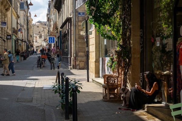 Rue anim&eacute;e du quartier des Chartrons, Bordeaux