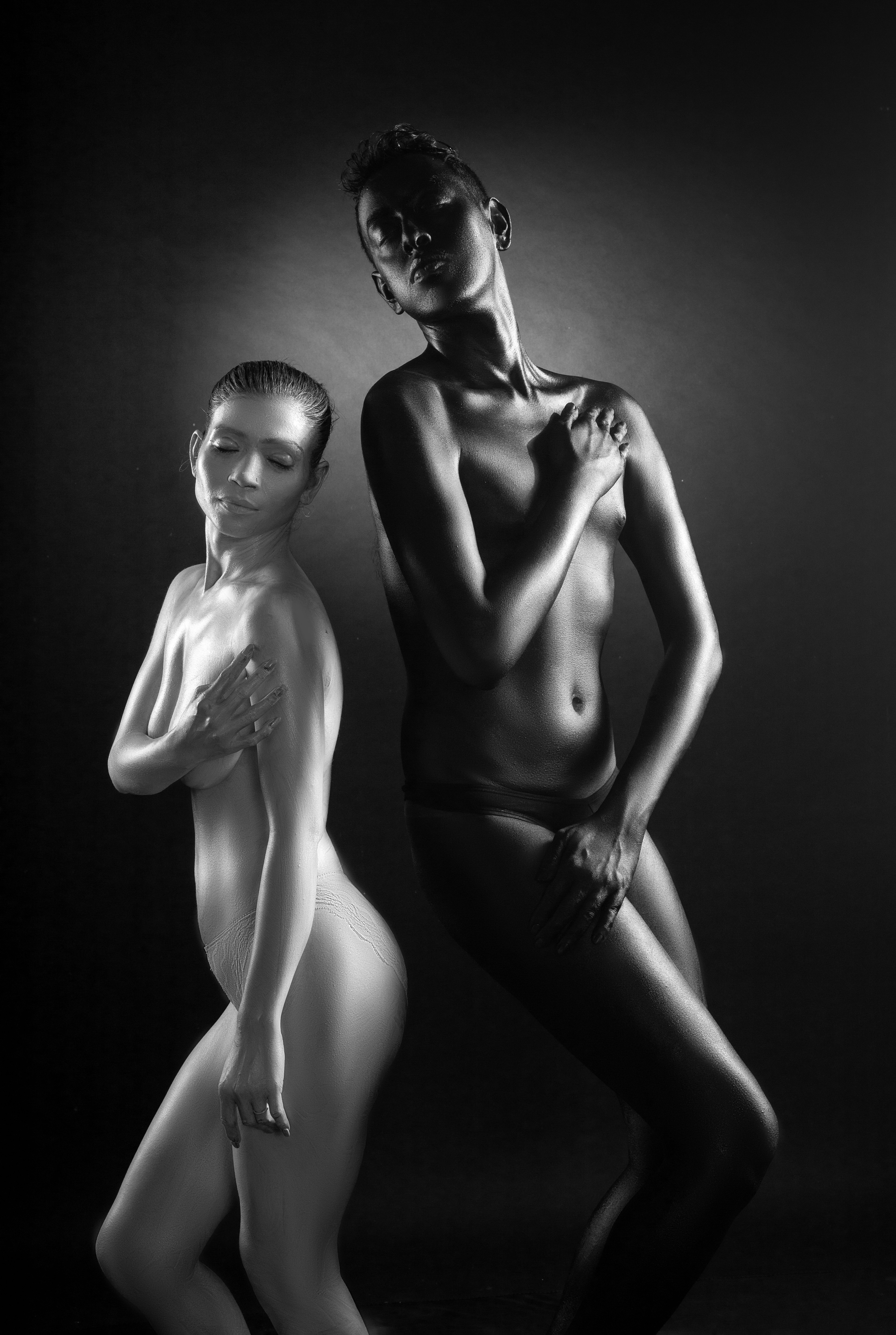 Deux femmes aux corps peints, noir et blanc