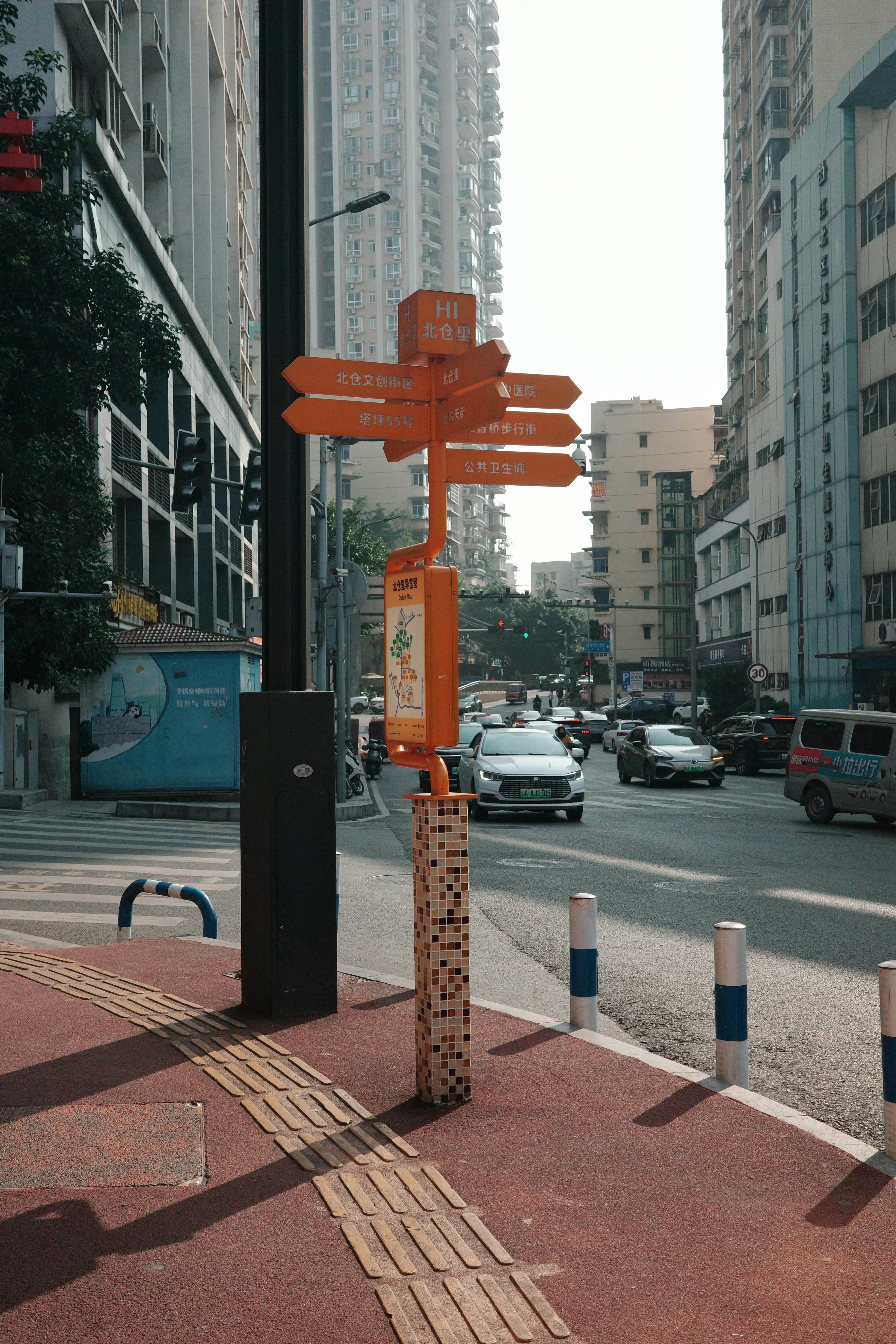 Panneaux directionnels orange à un coin de rue de la ville.