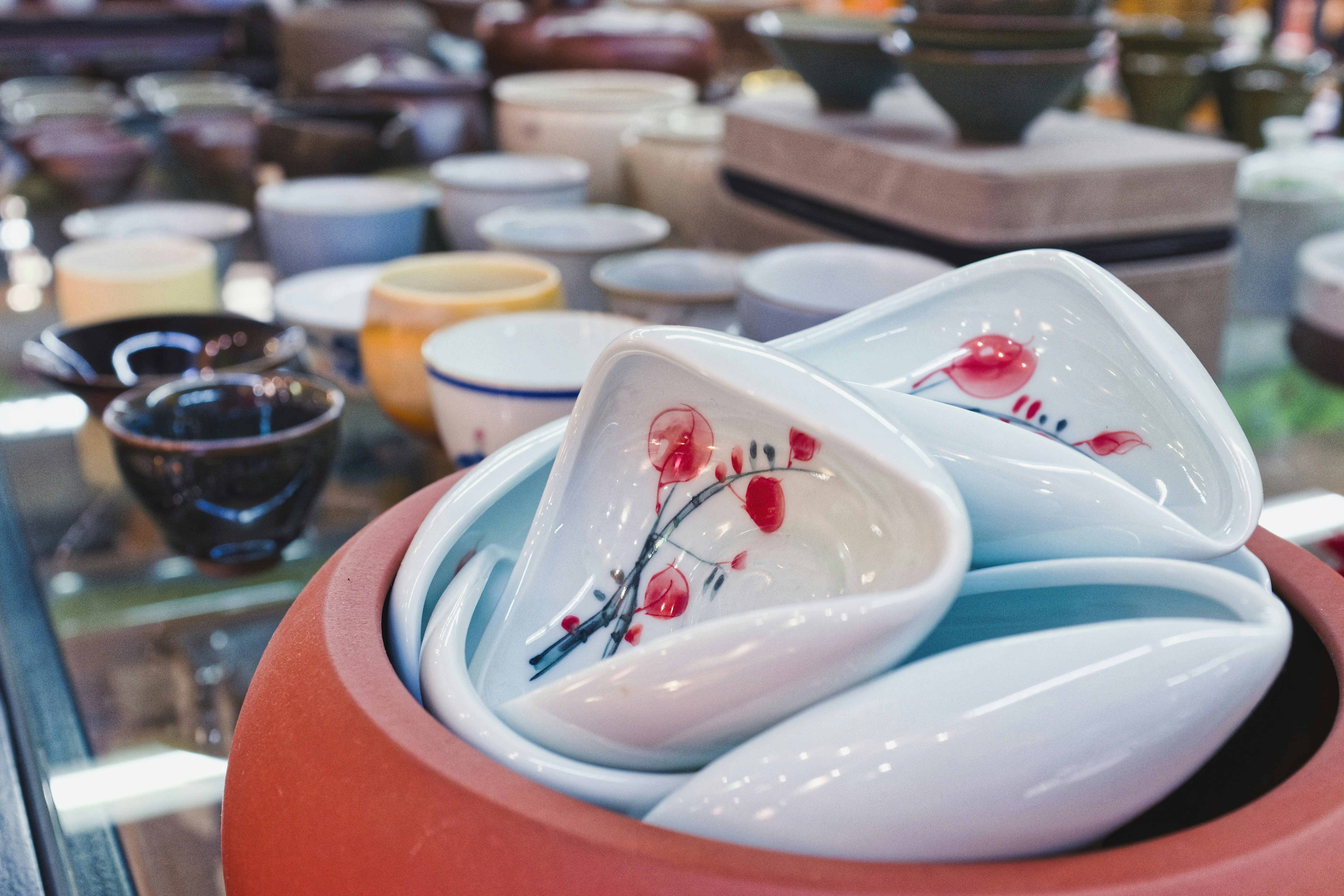 Handgefertigte Keramik im nōs-Laden