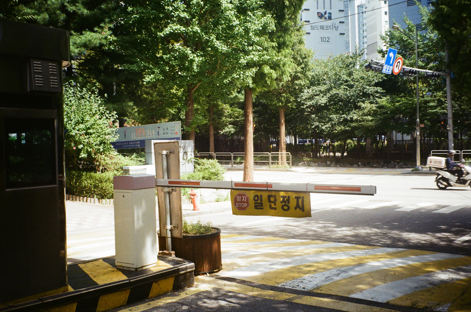 Parking entrance barrier gate